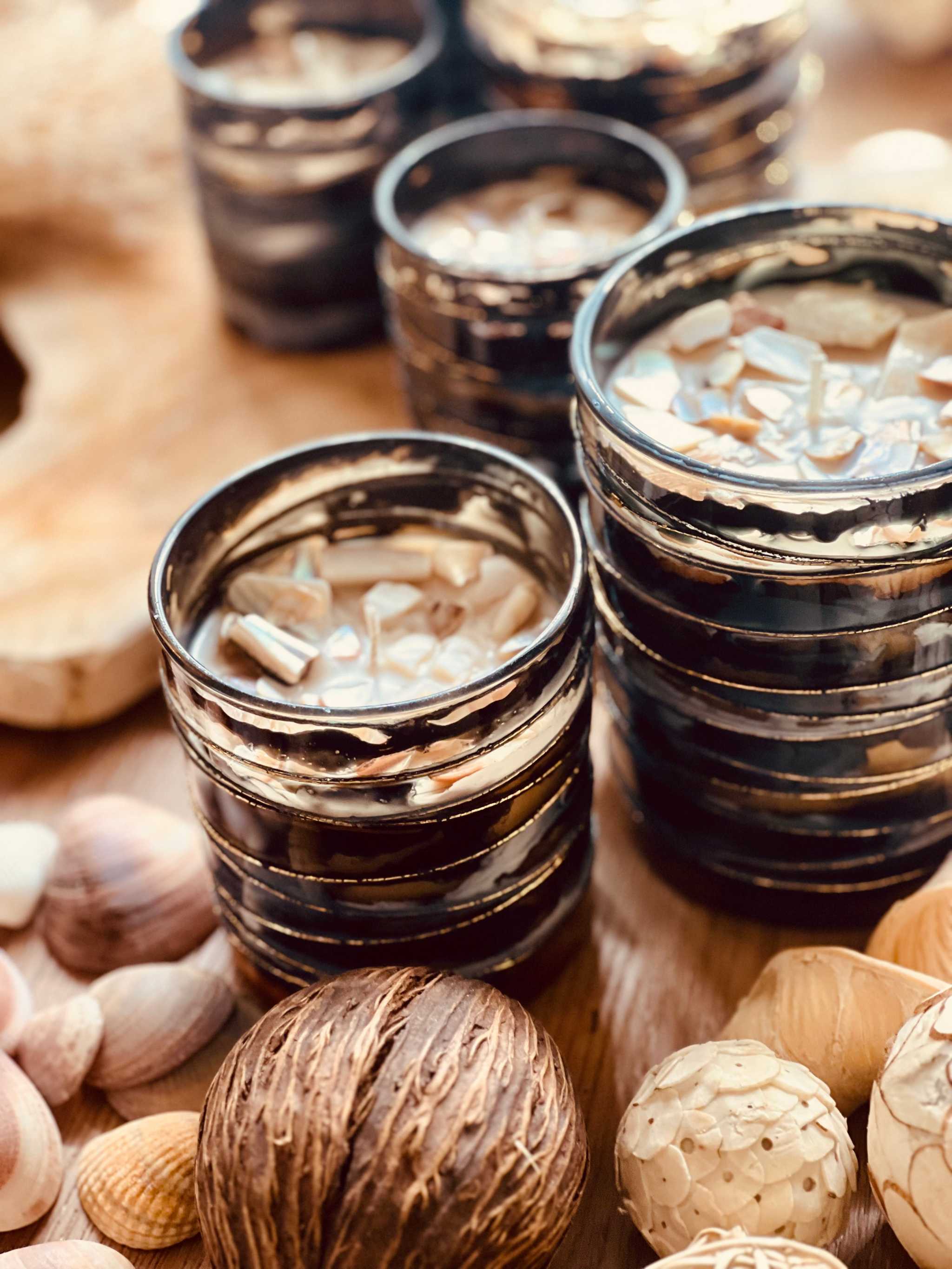 
Designerglas mit Kokosduft-Kerze mit Muscheldetails aus Perlmutt, ideal als besonderes Geschenk und tropisch-eleganter Dekoakzent