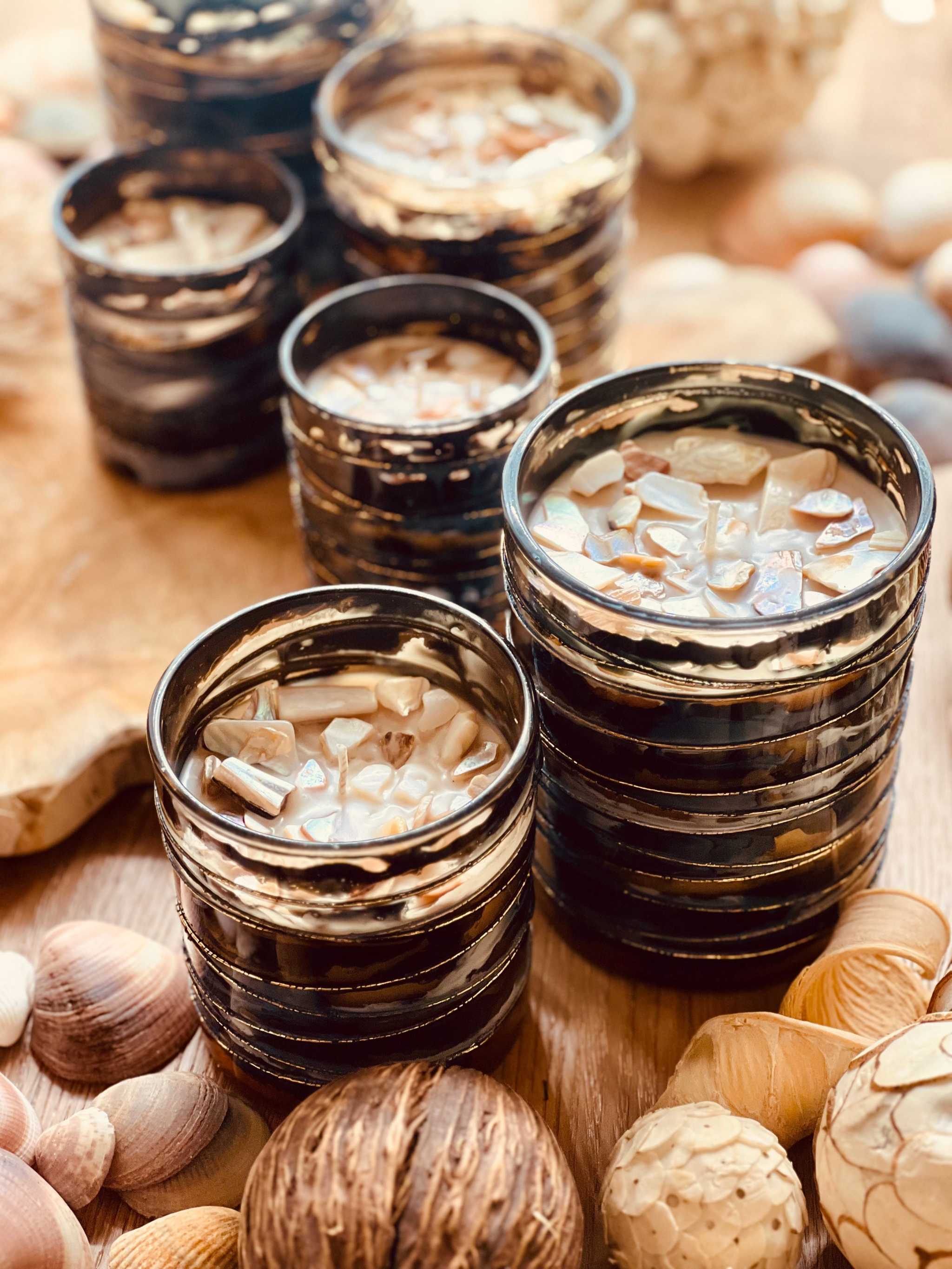 Kokosduft-Kerze in glänzendem Designerglas mit Muscheldetails aus Perlmutt – ein stilvolles Geschenk und dekorativer Hingucker für Zuhause