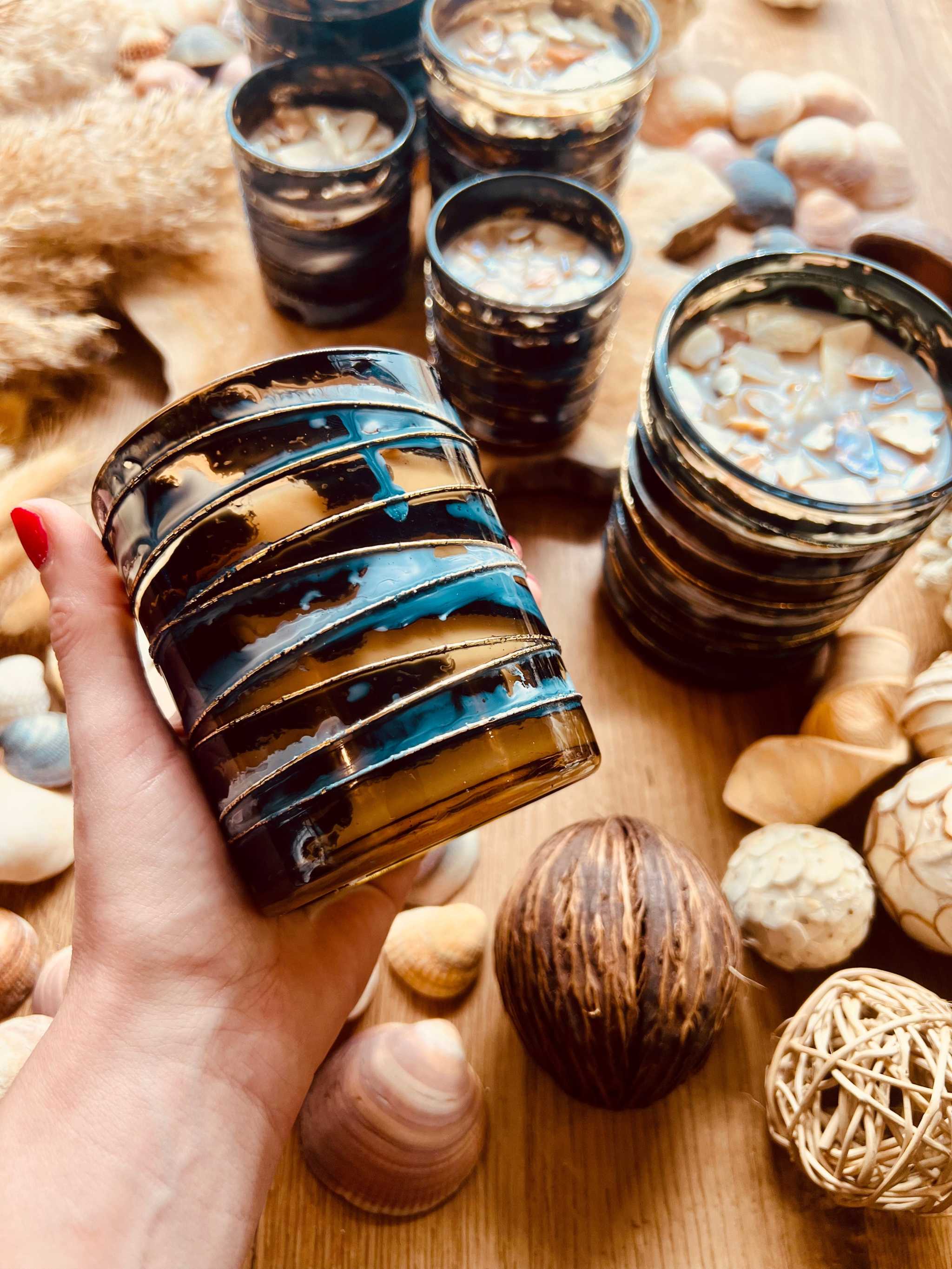 
Duftkerze in Designerglas mit Muscheldetails aus Perlmutt mit exotischem Kokosaroma – perfekt als luxuriöses Geschenk und sommerlicher Dekorakzent
