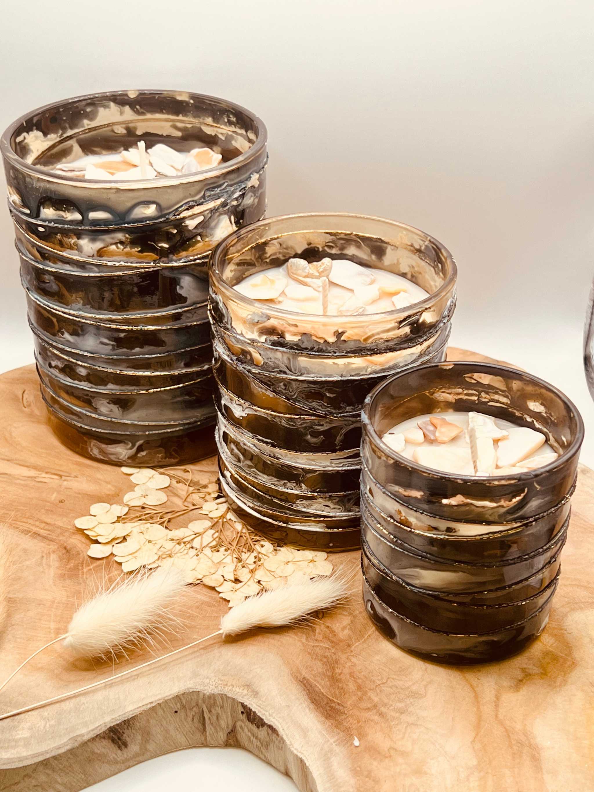 Designerglas mit Kokosduft-Kerze mit Muscheldetails aus Perlmutt, ideal als besonderes Geschenk und tropisch-eleganter Dekoakzent