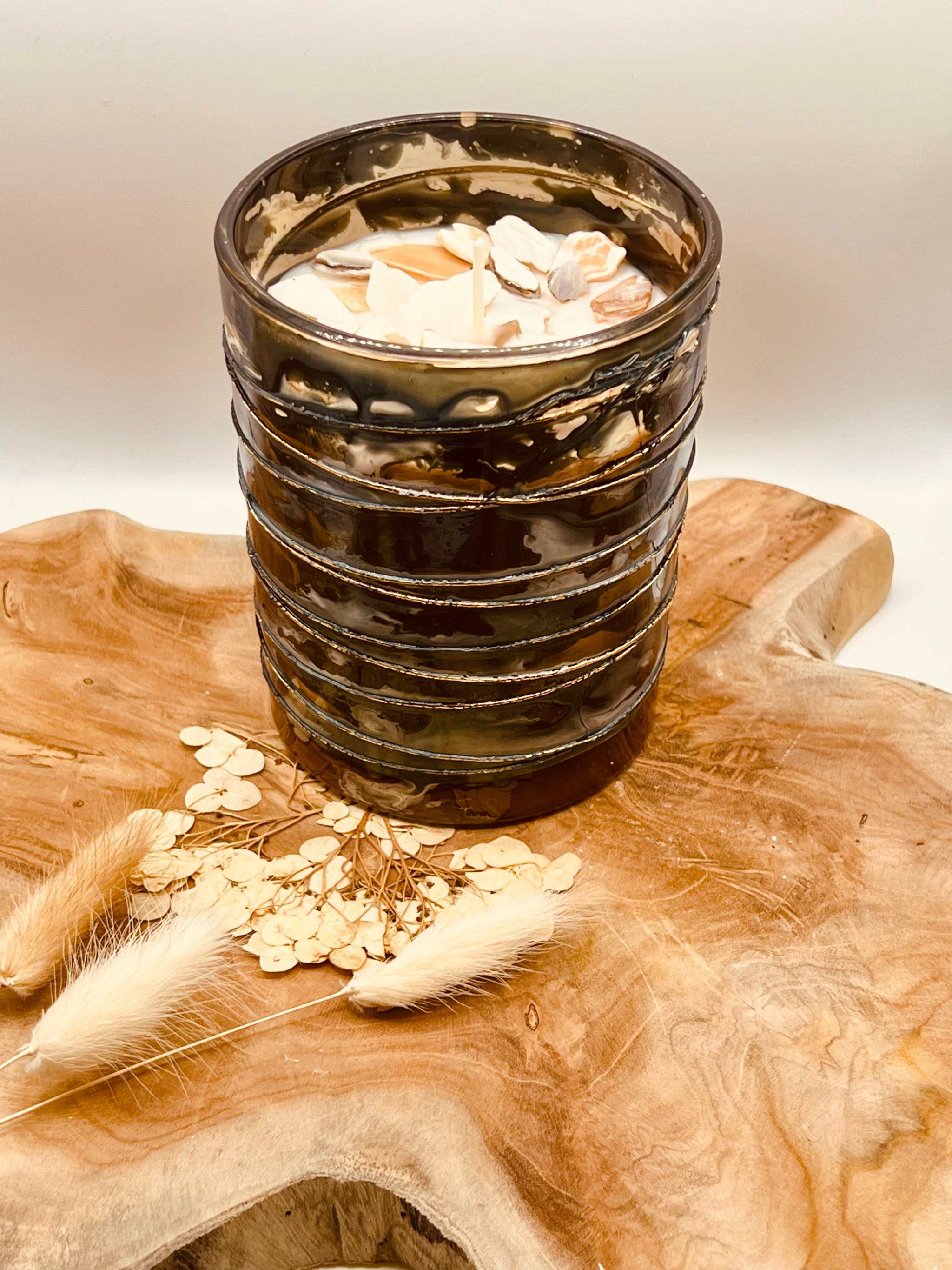 Duftkerze mit Kokosaroma in edlem Designerglas mit Muscheldetails aus Perlmutt – ideal als stilvolles Geschenk und eleganter Raumduft