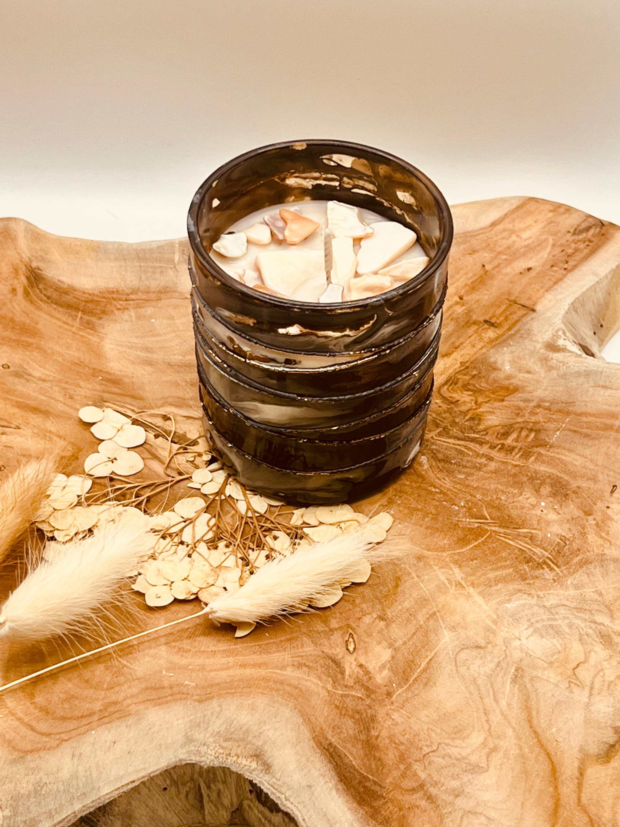 Edles Designerglas mit Muscheldetails aus Perlmutt mit Kokosduft-Kerze in Gold – ein einzigartiges Geschenk und tropisch-inspirierte Raumdekoration