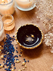 Handgemachte Schmuckschale aus dunkelblauem Resin mit goldenen Galaxy Details und Wellenrand, perfekt für Schmuckaufbewahrung.