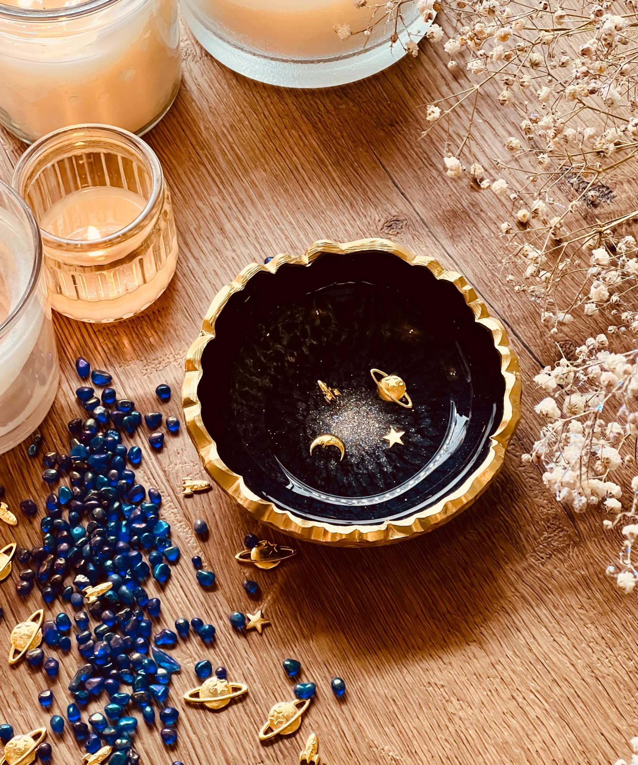Handgemachte Schmuckschale aus dunkelblauem Resin mit goldenen Galaxy Details und Wellenrand, perfekt für Schmuckaufbewahrung.