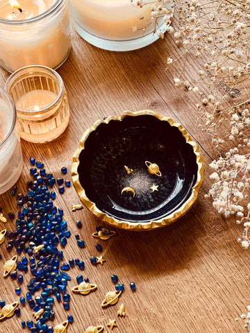 Jewelry trays made of resin in dark blue with gold in the Galaxy design