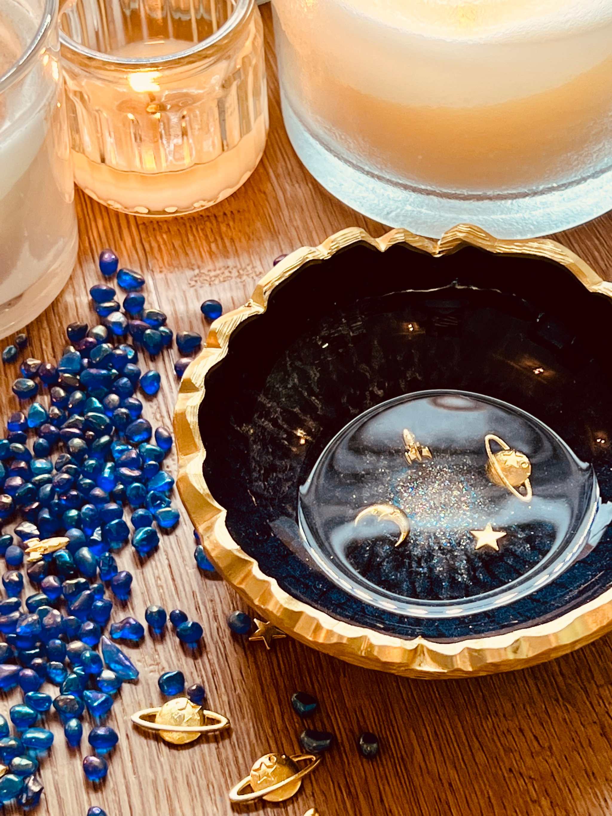 Handgemachte dunkelblaue Schmuckschale aus Resin mit goldenen Galaxy Details und 10 cm Durchmesser