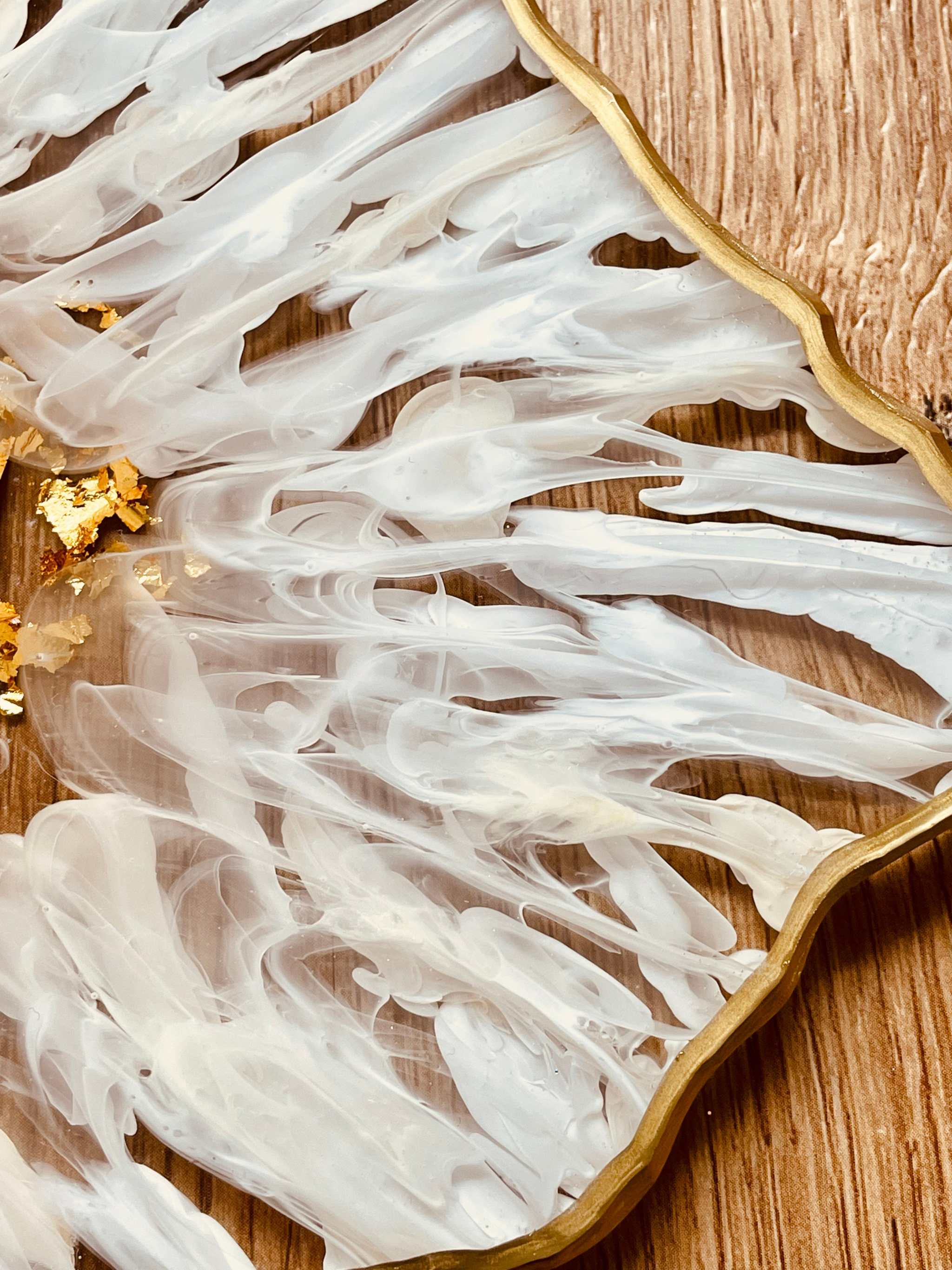 weiß-goldenes Deko Set aus handgefertigtem Epoxidharz mit 3D-Streifenmuster und goldenen Akzenten, hochglänzend und einzigartig