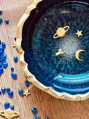 Handgemachte dunkelblaue Resin Schmuckschale mit goldenen Galaxy Details und unregelmäßigem Rand, 10 cm Durchmesser