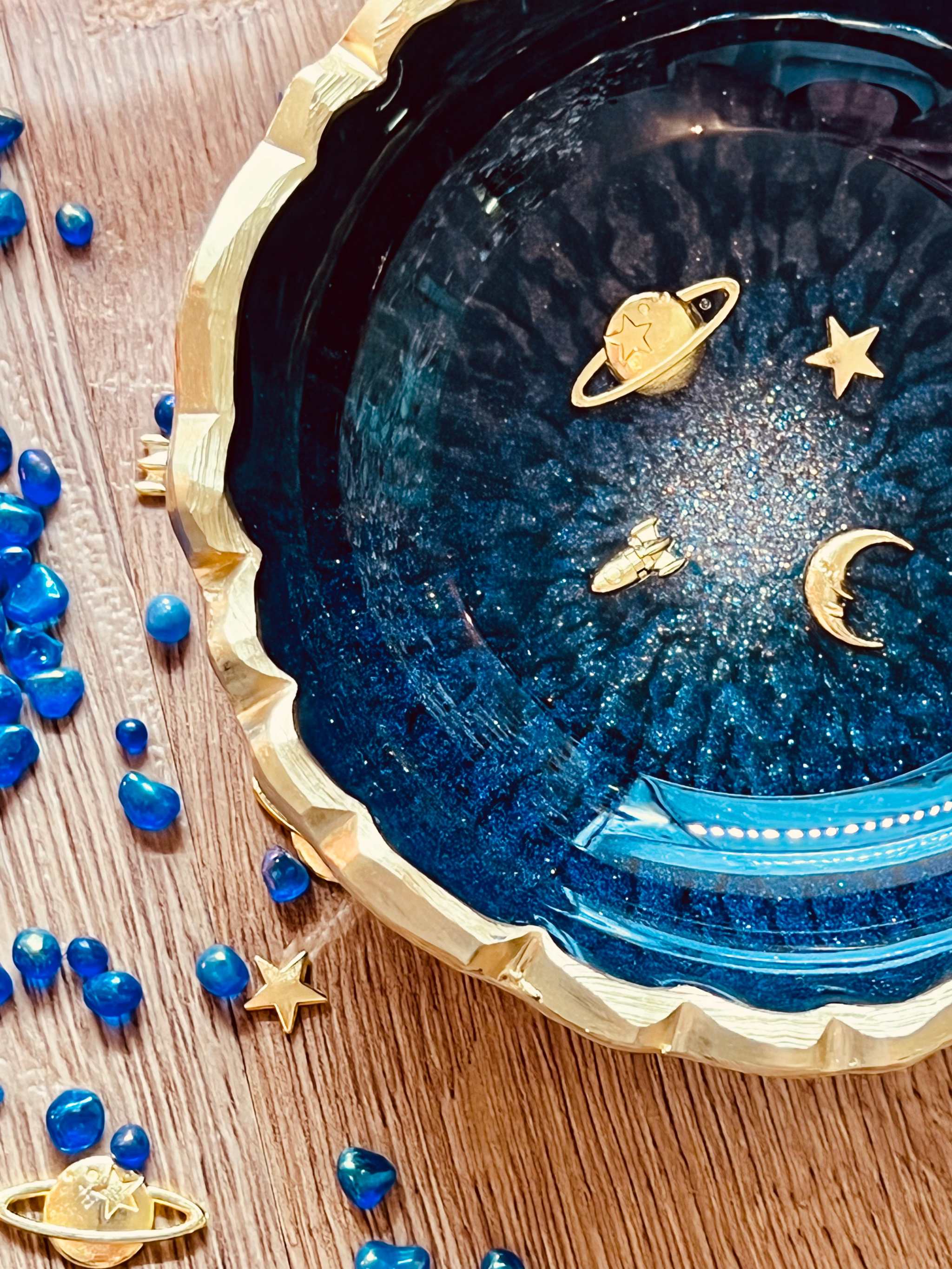 Handgemachte dunkelblaue Resin Schmuckschale mit goldenen Galaxy Details und unregelmäßigem Rand, 10 cm Durchmesser