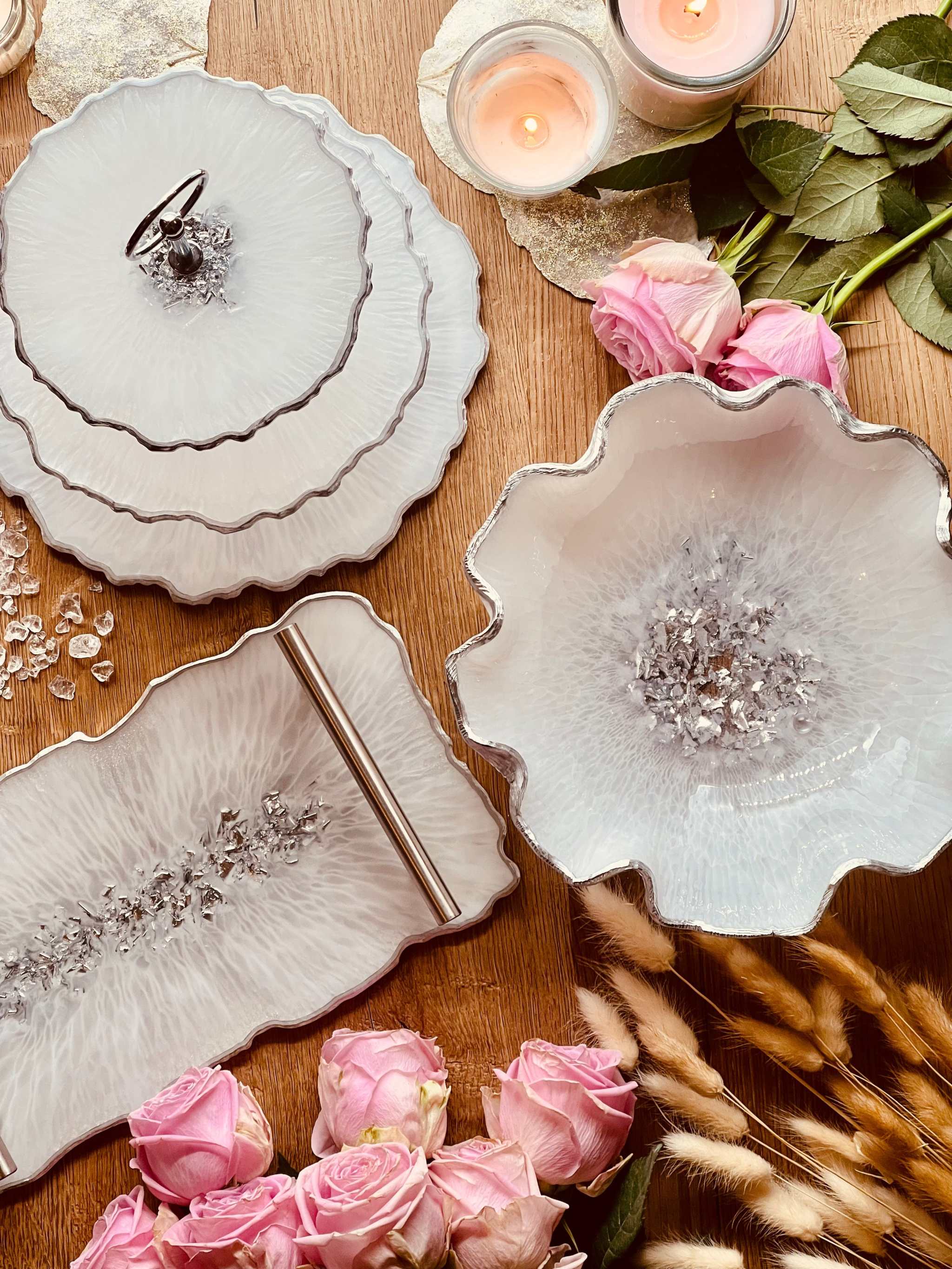 handgemachte Deko Sets aus Resin mit unregelmäßigen Formen und individuellem Design auf Holztisch mit Kerzen und Rosen