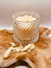 Luxuriöse Duftkerze im Glas mit Wachsrose als Highlight – perfekt als dekoratives Geschenk und eleganter Raumakzent