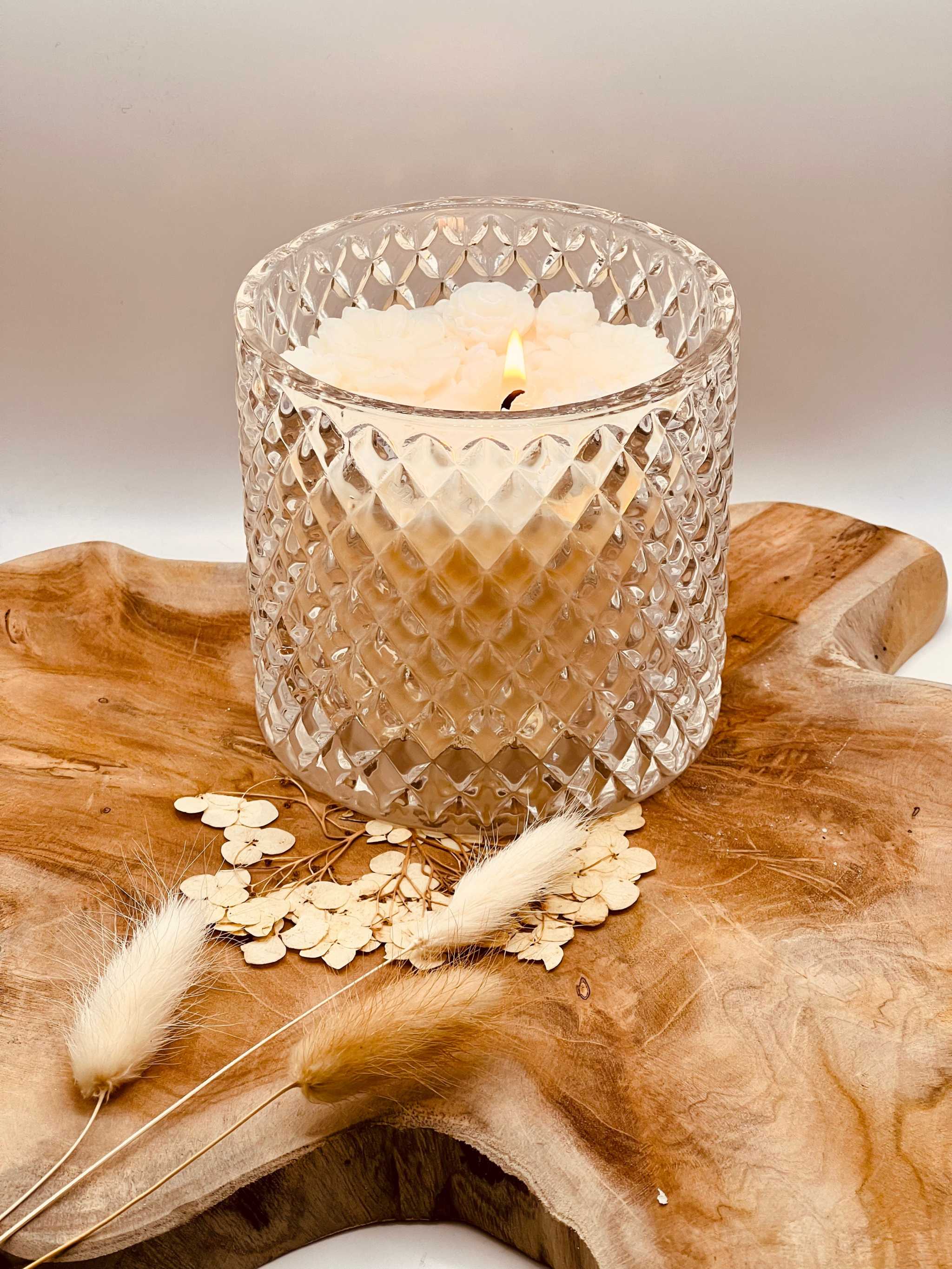 Luxuriöse Duftkerze im Glas mit Wachsrose als Highlight – perfekt als dekoratives Geschenk und eleganter Raumakzent