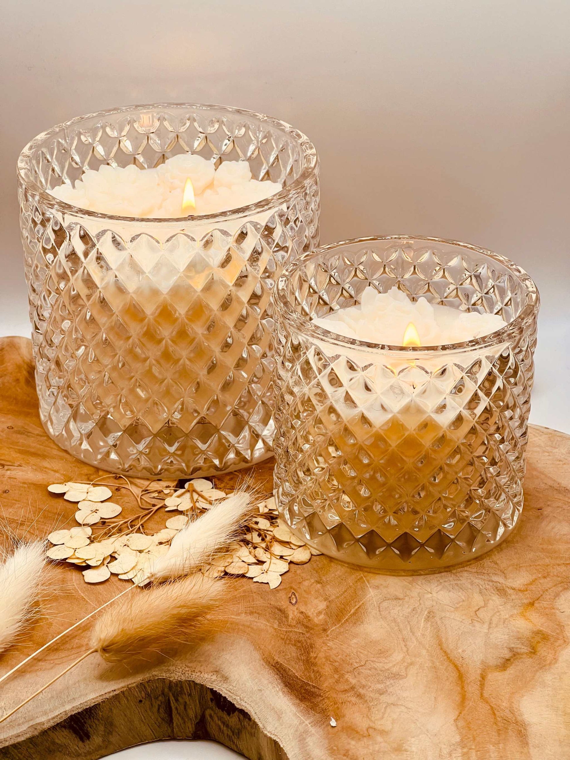 Parfumkerze im Glas mit wunderschöner Wachsrose als Design-Highlight – ein besonderes Geschenk und stilvolle Dekoration