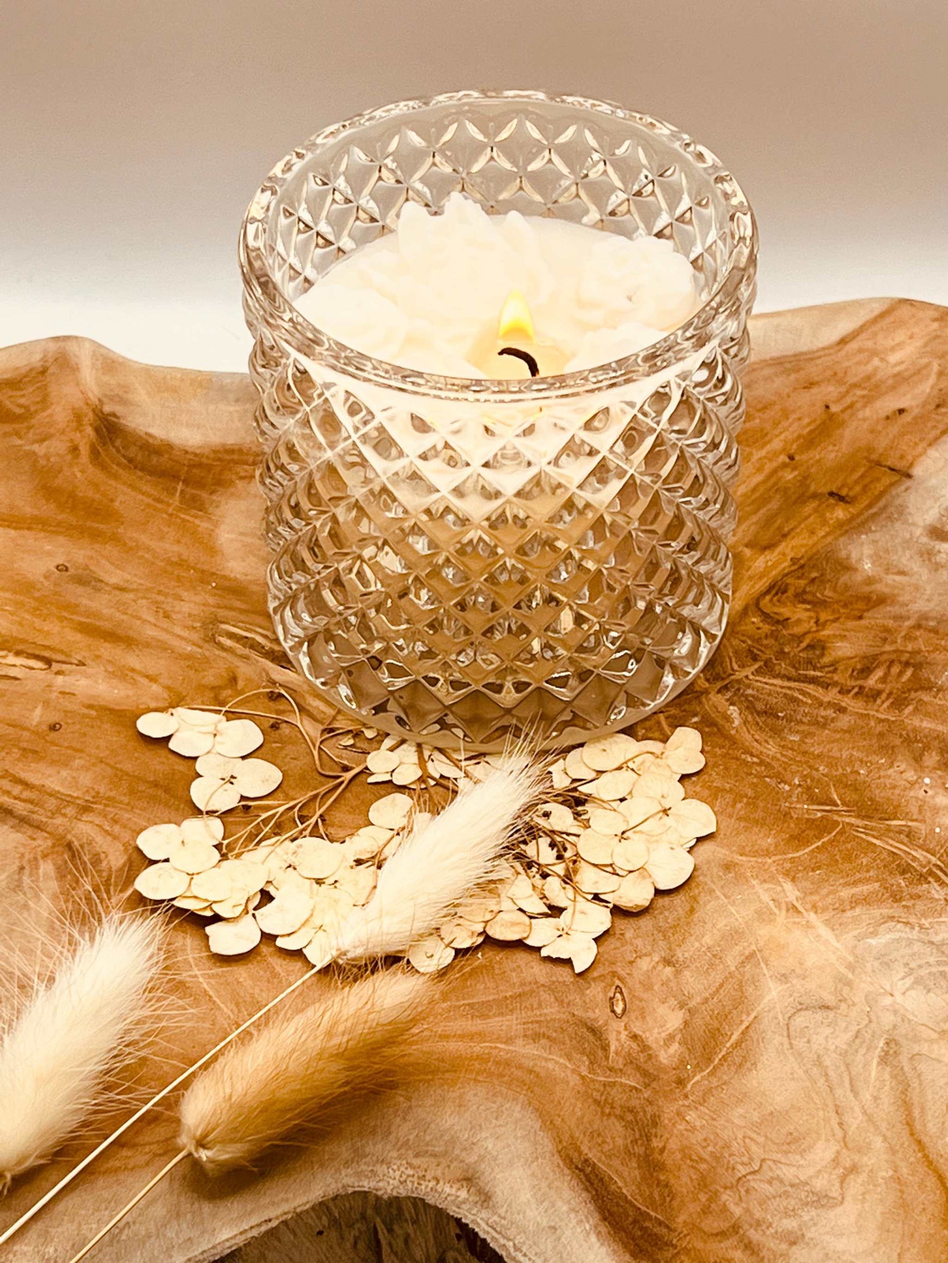 Glas-Duftkerze mit hochwertigem Parfumduft und detailreich gestalteter Wachsrose – ein einzigartiges Geschenk für Duftliebhaber