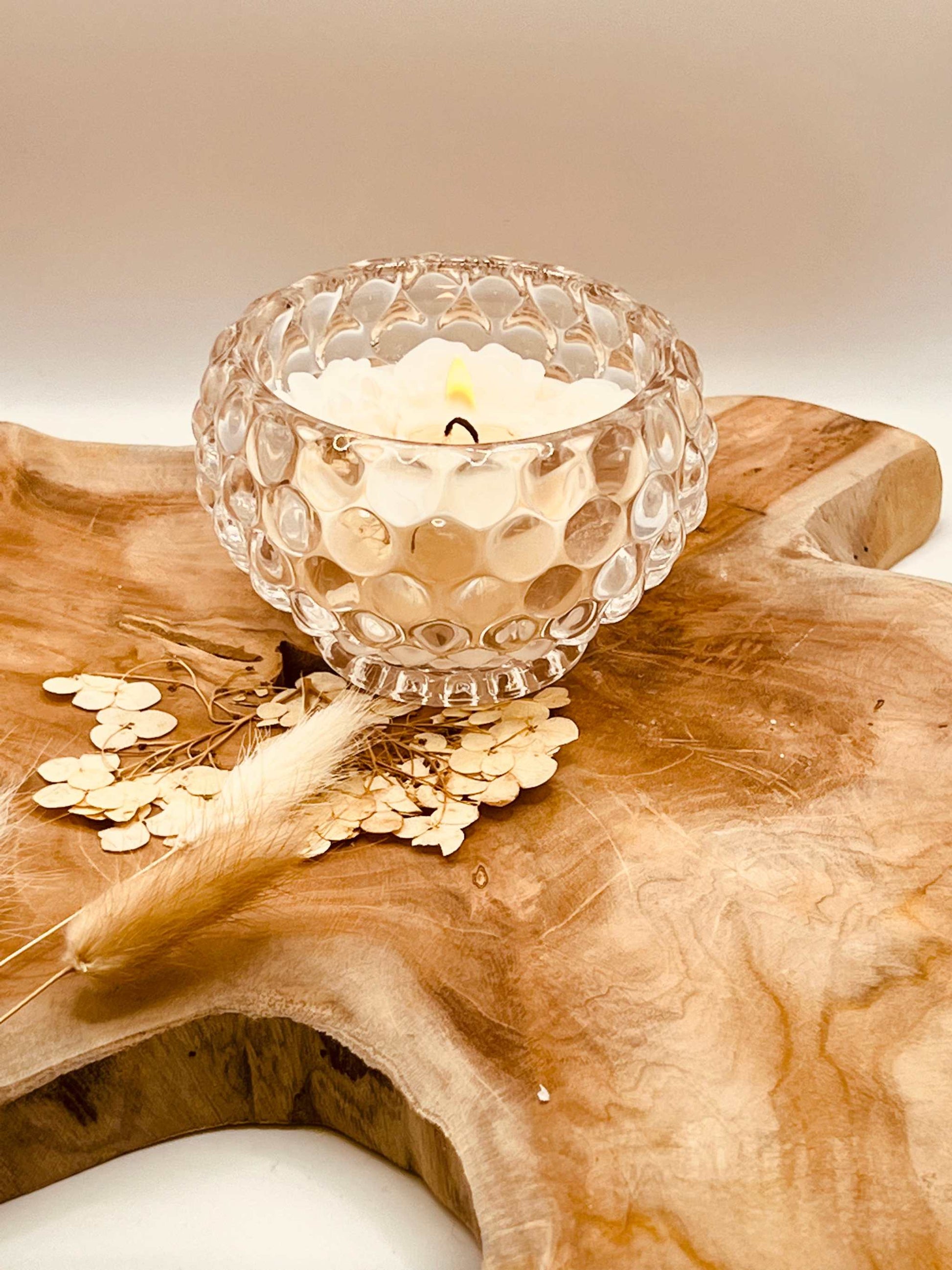 Duftende Parfumkerze im Glas mit großer Wachsrose, handgefertigt – ideal als luxuriöses Geschenk und romantisches Dekoelement