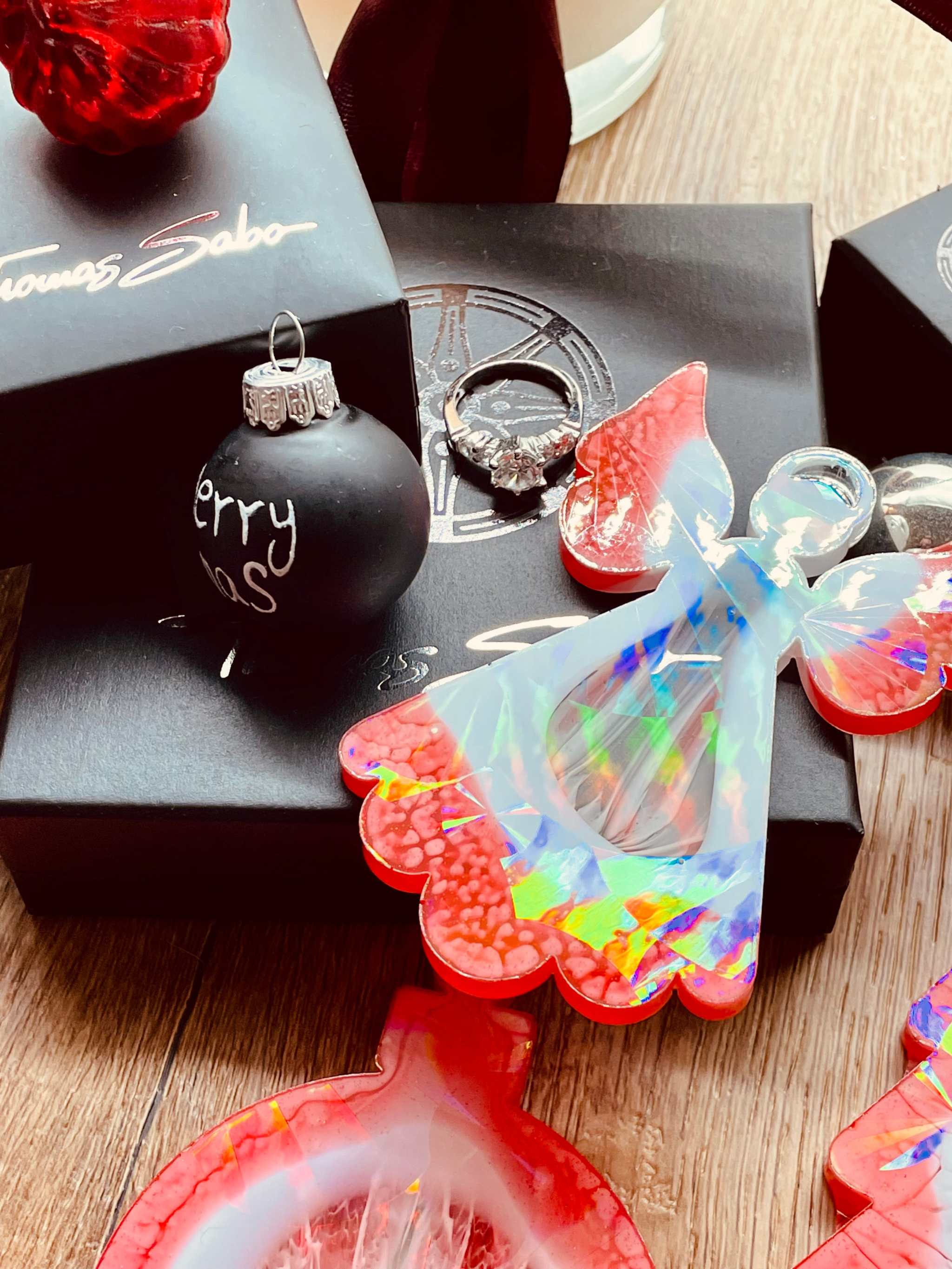 Weihnachtsbaumanhänger aus Resin in Rot und Weiß mit holographischer Oberfläche, handgemacht und einzigartig.