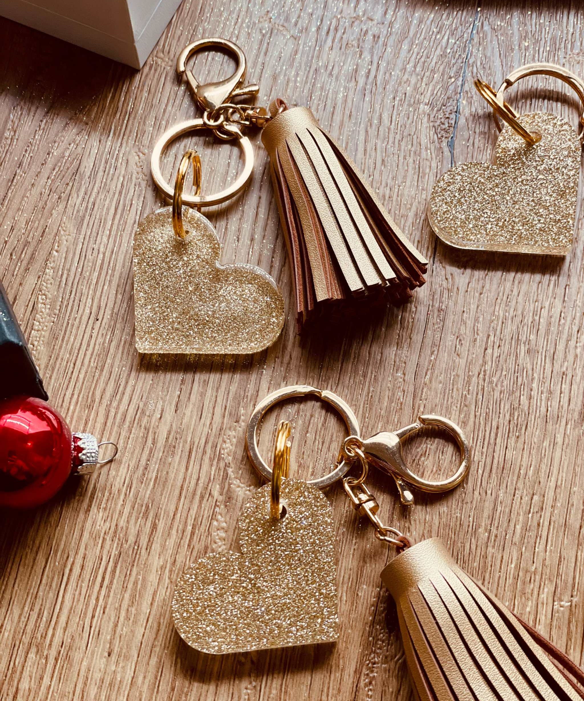Einzigartiger Designer Schlüsselanhänger in Herzform, Gold, aus Resin gefertigt, handgefertigtes Unikat, perfektes Geschenk für Stilbewusste.
