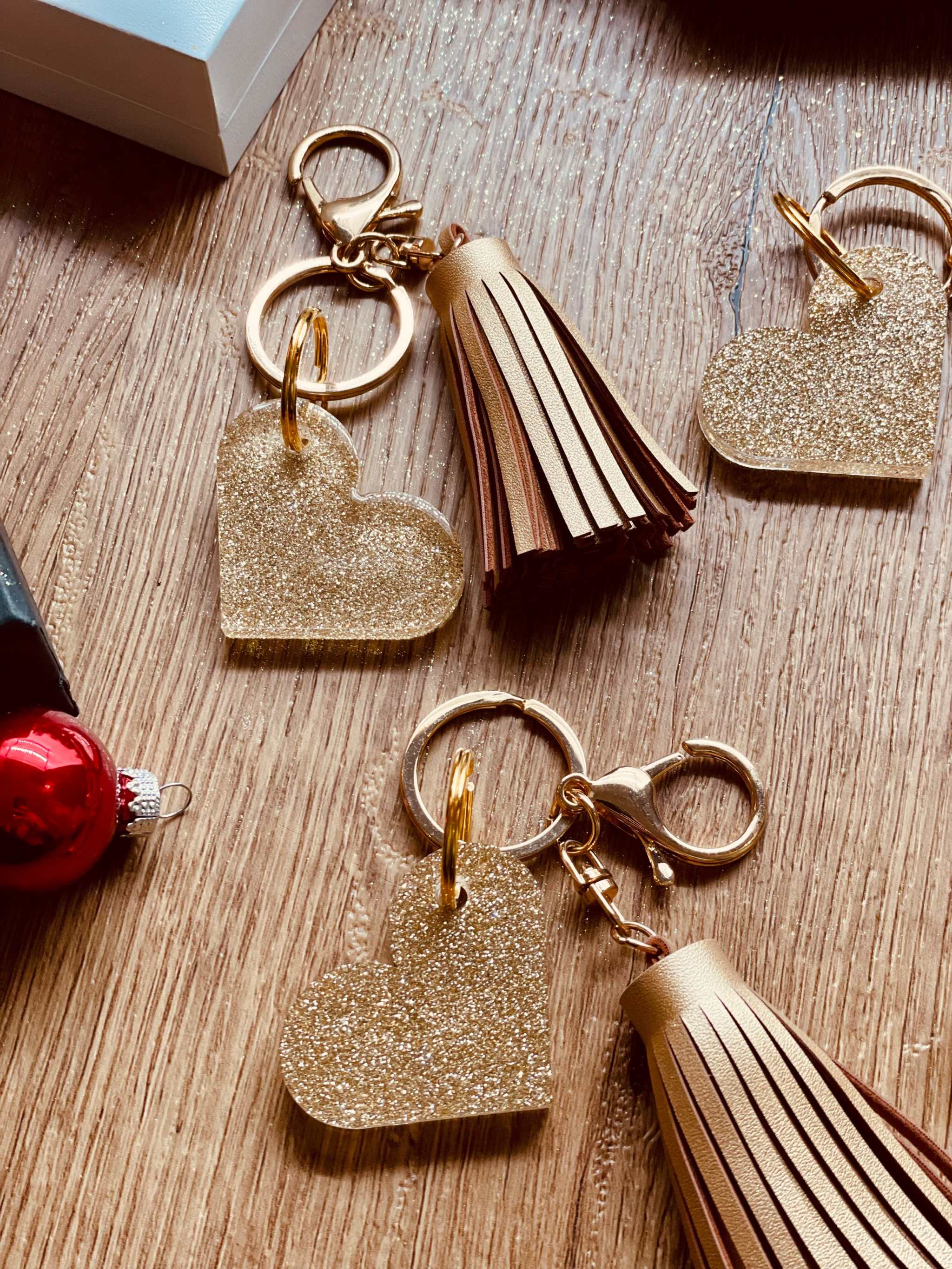 Einzigartiger Designer Schlüsselanhänger in Herzform, Gold, aus Resin gefertigt, handgefertigtes Unikat, perfektes Geschenk für Stilbewusste.

