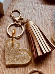 Einzigartiger Designer Schlüsselanhänger in Herzform, Gold, aus Resin gefertigt, handgefertigtes Unikat, perfektes Geschenk für Stilbewusste.

Resin Designer Schlüsselanhänger in Herzform, Gold, handgefertigtes Unikat, stilvolles Accessoire für Schlüsselbund oder Tasche.
