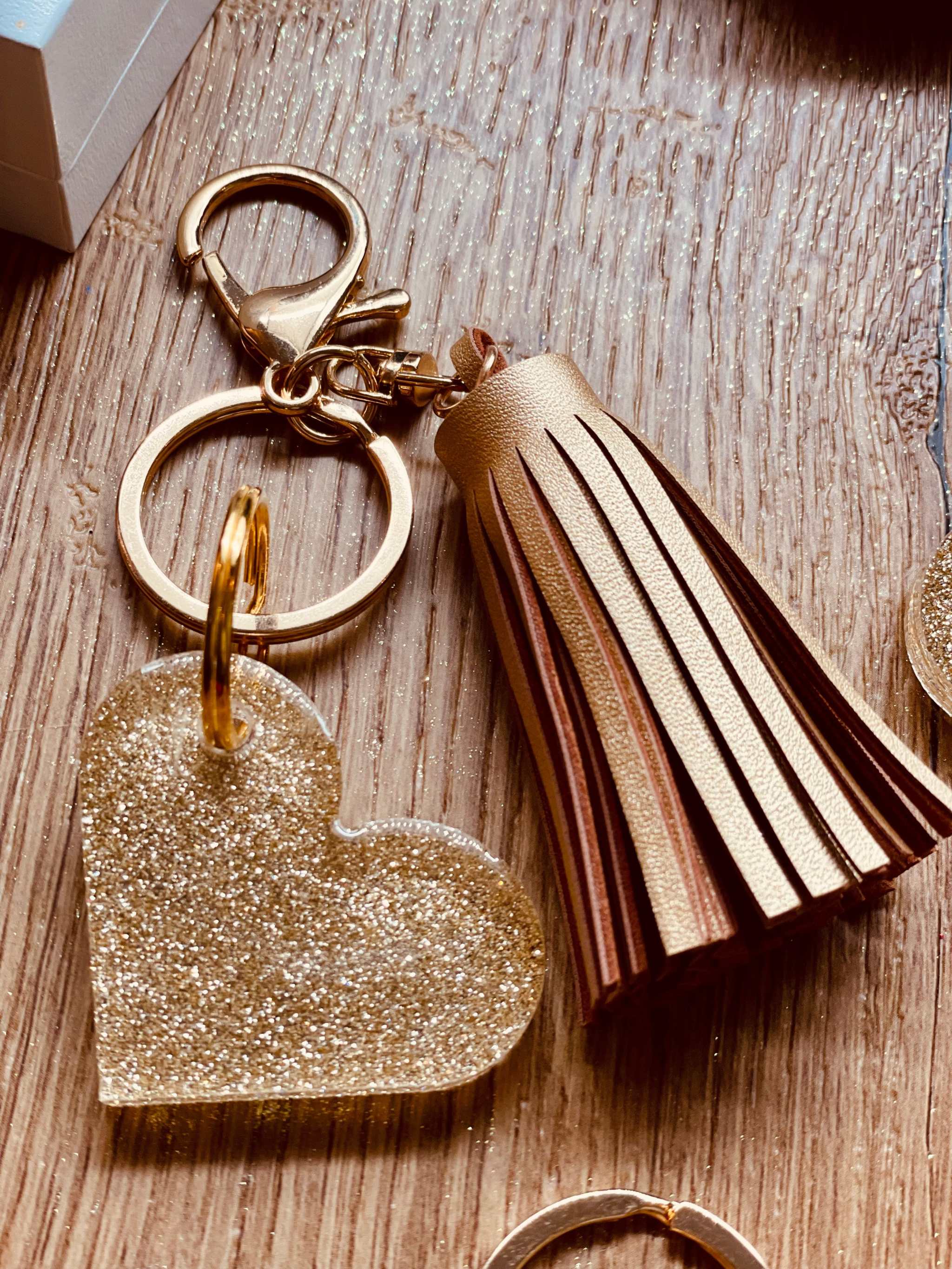 Einzigartiger Designer Schlüsselanhänger in Herzform, Gold, aus Resin gefertigt, handgefertigtes Unikat, perfektes Geschenk für Stilbewusste.

Resin Designer Schlüsselanhänger in Herzform, Gold, handgefertigtes Unikat, stilvolles Accessoire für Schlüsselbund oder Tasche.
