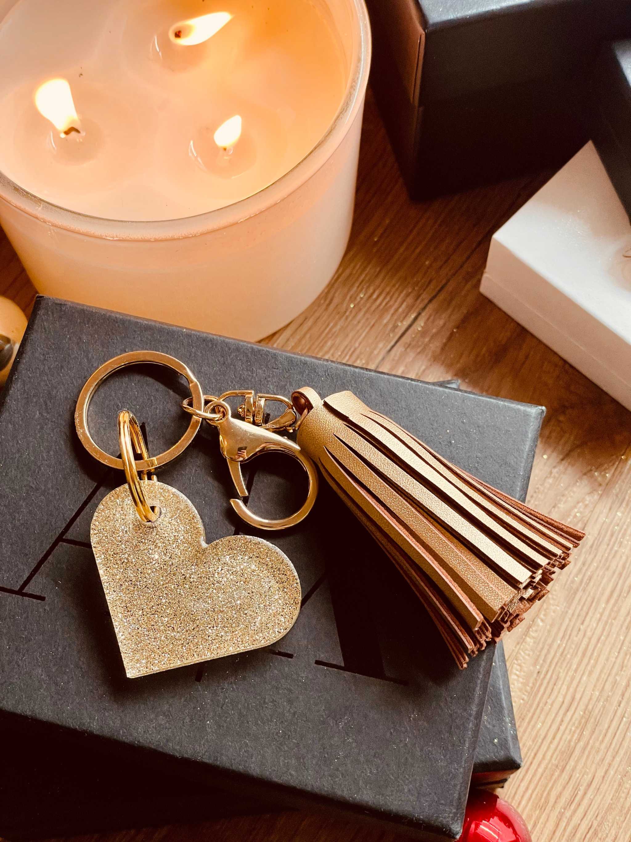 Herzförmiger Designer Schlüsselanhänger in Gold, aus Resin, handgefertigt, einzigartiges Design, ideale Geschenkidee für Freunde und Familie.