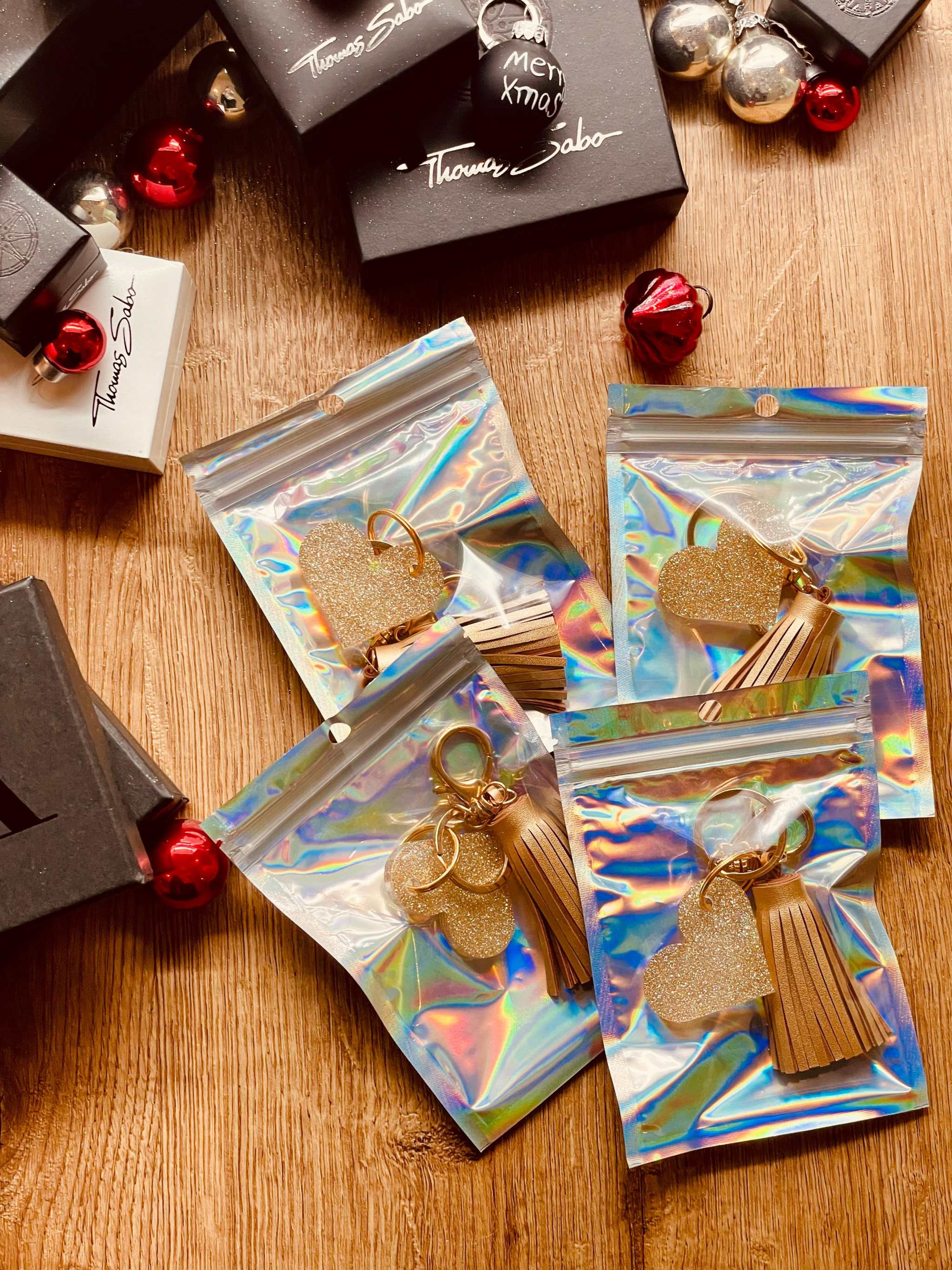 Einzigartiger Schlüsselanhänger in Herzform, Gold, aus Resin gefertigt, handgefertigt, perfektes Geschenk für Designliebhaber.
