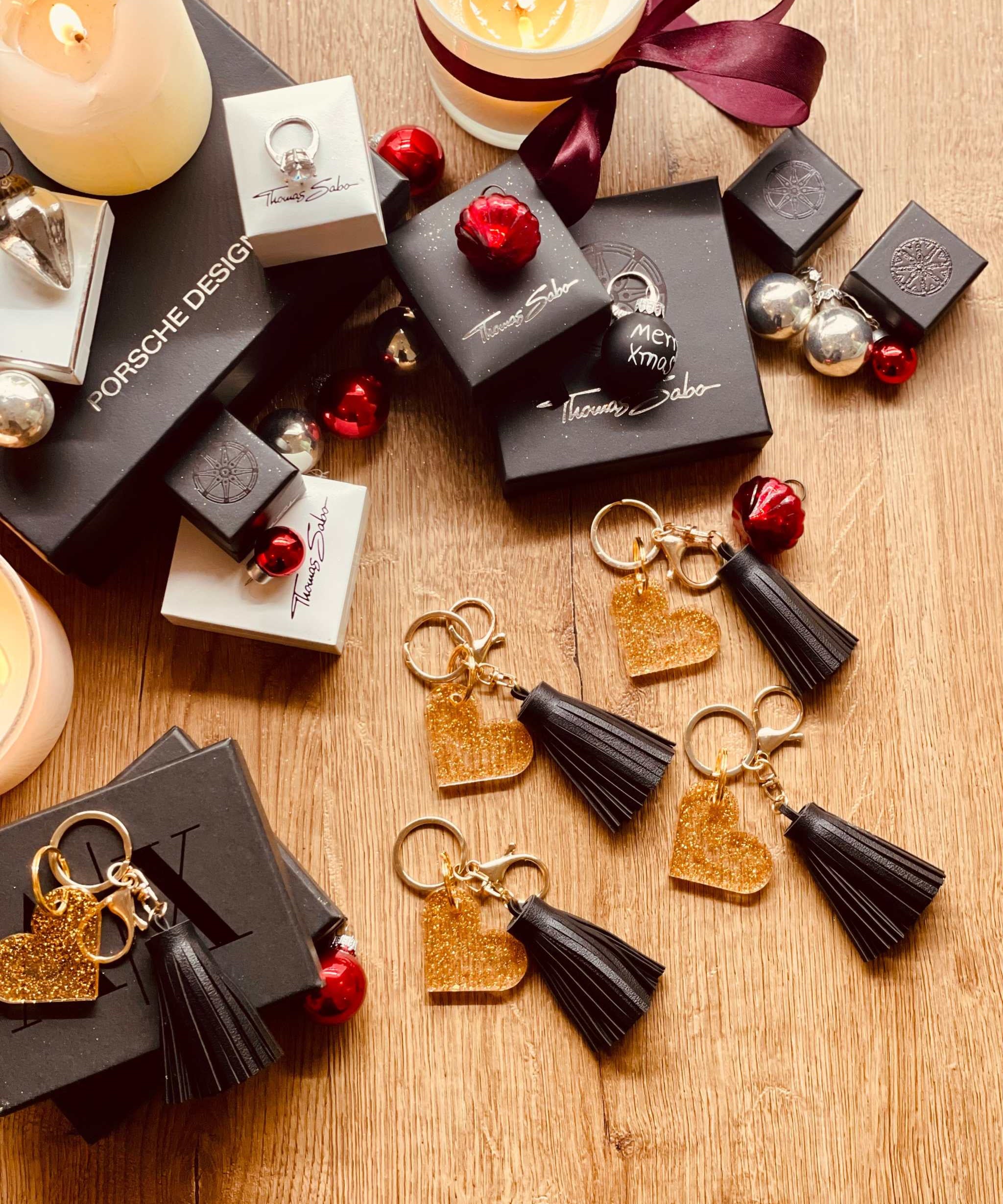 Handgefertigter Designer Schlüsselanhänger in Herzform, Gold und Schwarz, aus hochwertigem Resin, einzigartiges Unikat, stilvolles Accessoire für jeden Anlass.
