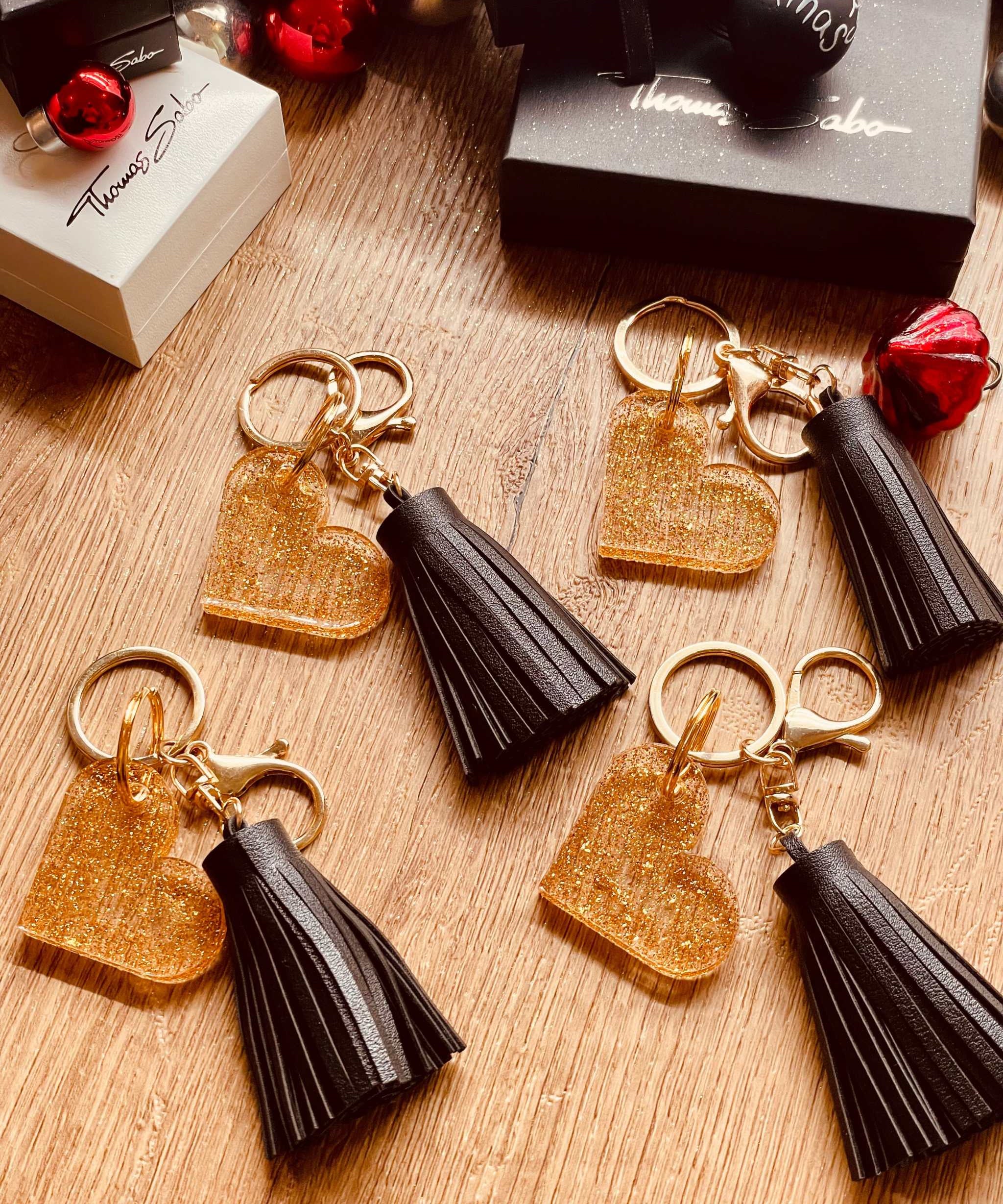 Einzigartiger Designer Schlüsselanhänger in Herzform, Gold und Schwarz, aus Resin gefertigt, handgefertigtes Unikat, perfektes Geschenk für Stilbewusste.