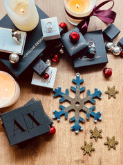 Handmade blue, white, and gold Weihnachtsbaumanhänger made of resin, perfect for Christmas tree decor.