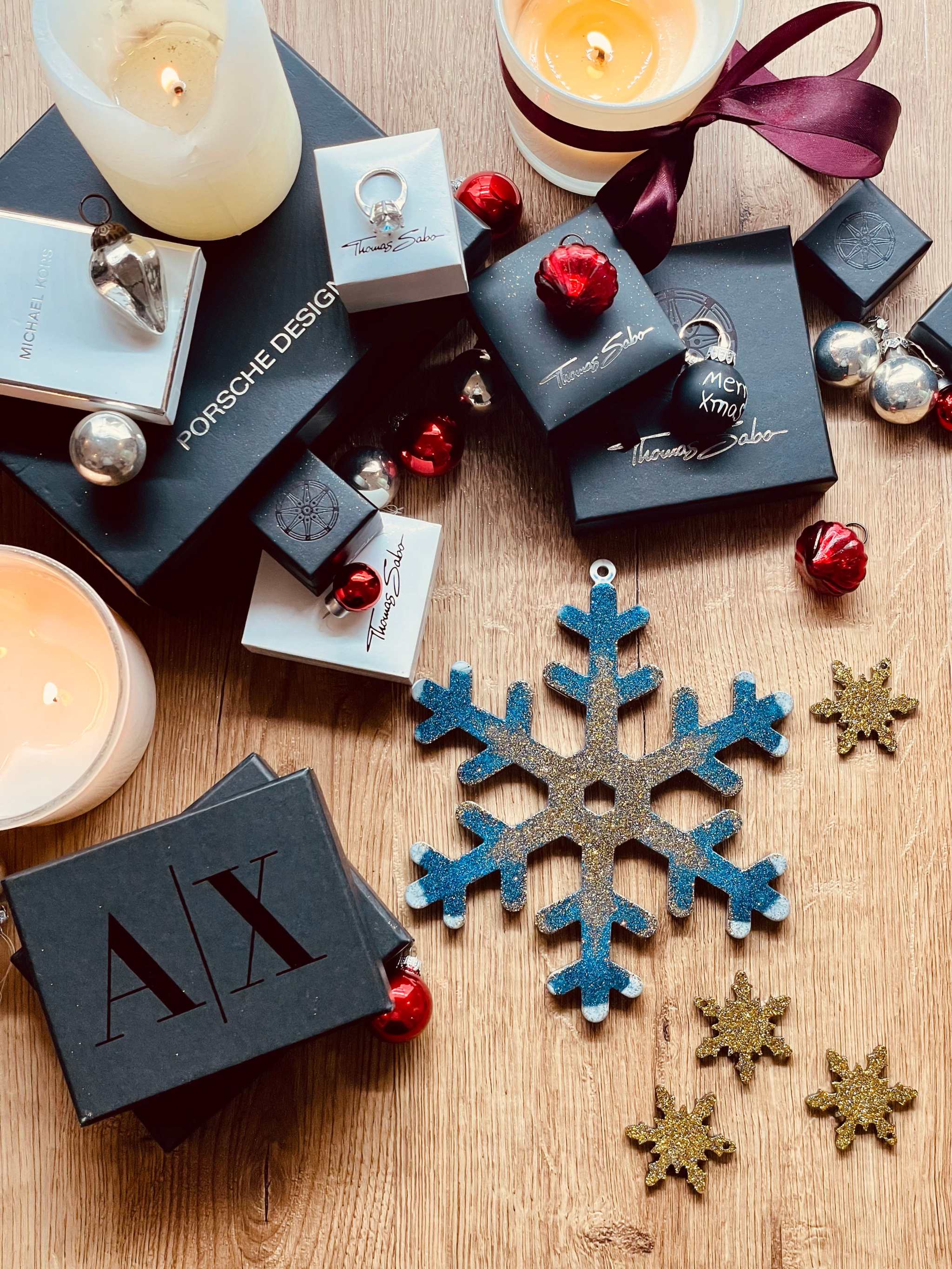 Handmade blue, white, and gold Weihnachtsbaumanhänger made of resin, perfect for Christmas tree decor.