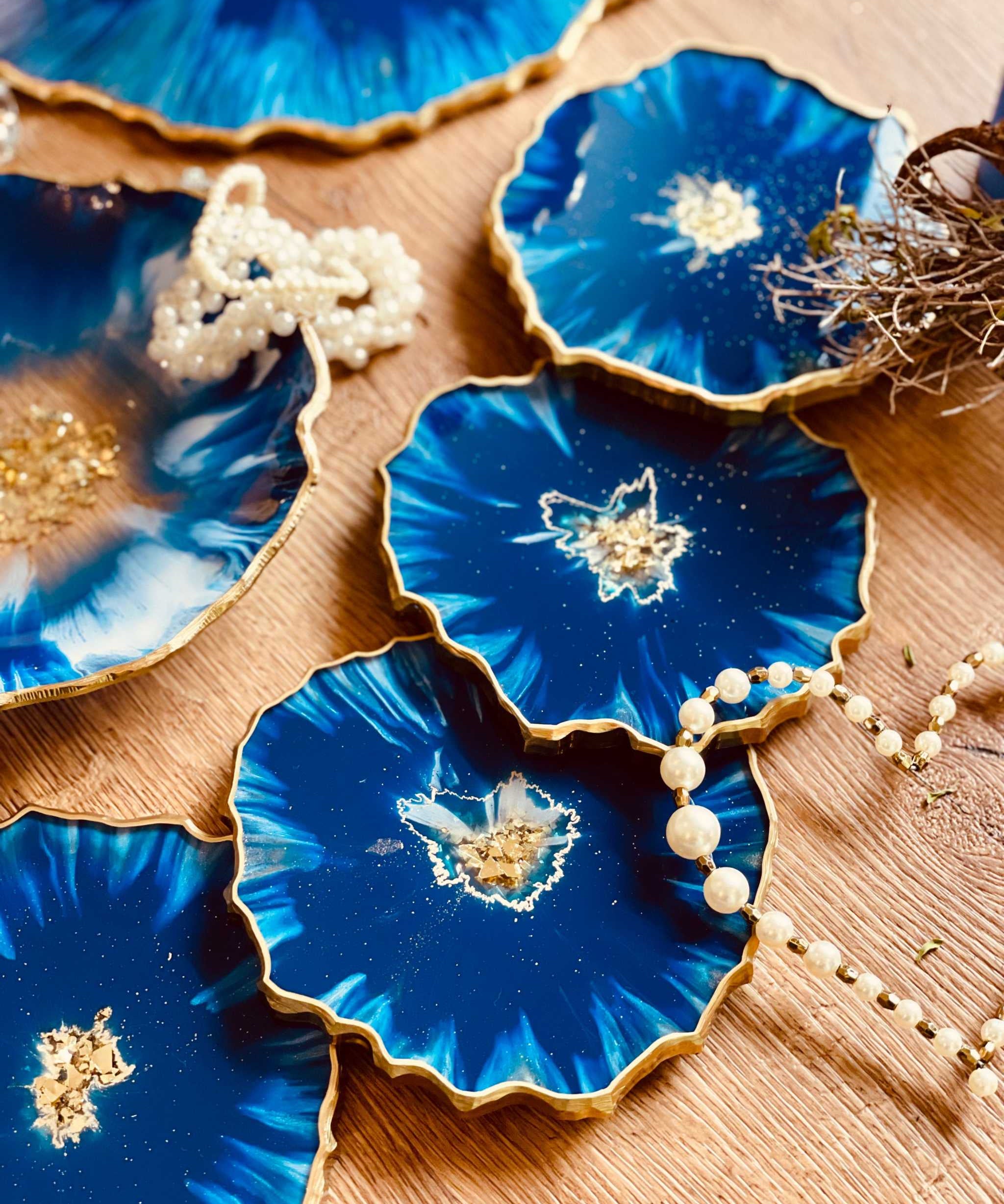 4 Untersetzer aus Resin in Blau mit goldenen Details, handgemacht, einzigartiges Design, ca. 12 cm Durchmesser