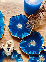 4 Untersetzer aus Resin in Blau mit goldenen Details, handgemacht, ca. 12 cm Durchmesser, dekoratives 4-teiliges Set