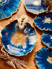 4 handgemachte Untersetzer aus Resin in Blau mit goldenen Details, 12 cm Durchmesser, einzigartiges Set