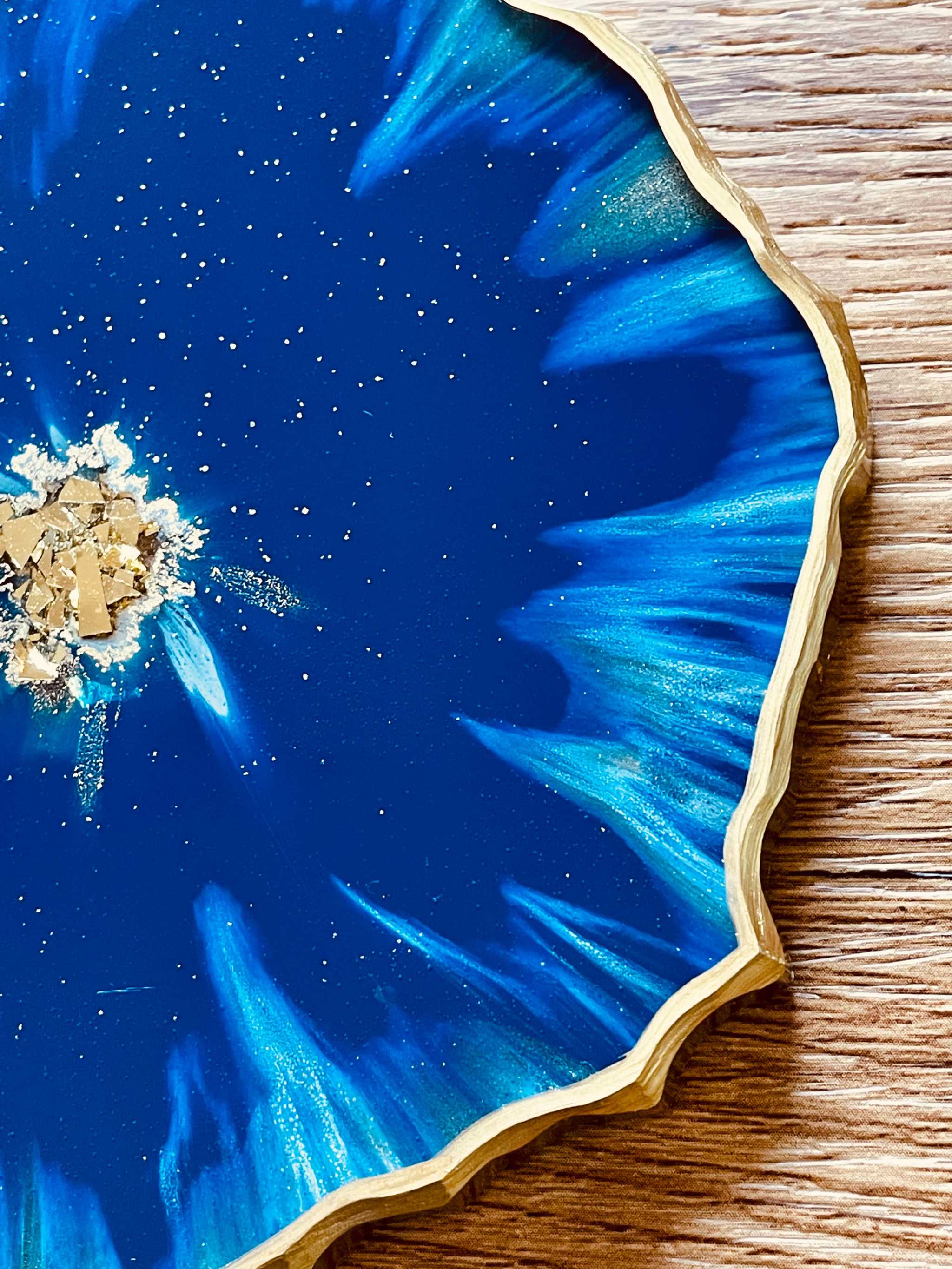 4 handgemachte Untersetzer aus blauem Resin mit goldenen Details, 12 cm Durchmesser, dekoratives 4-teiliges Set