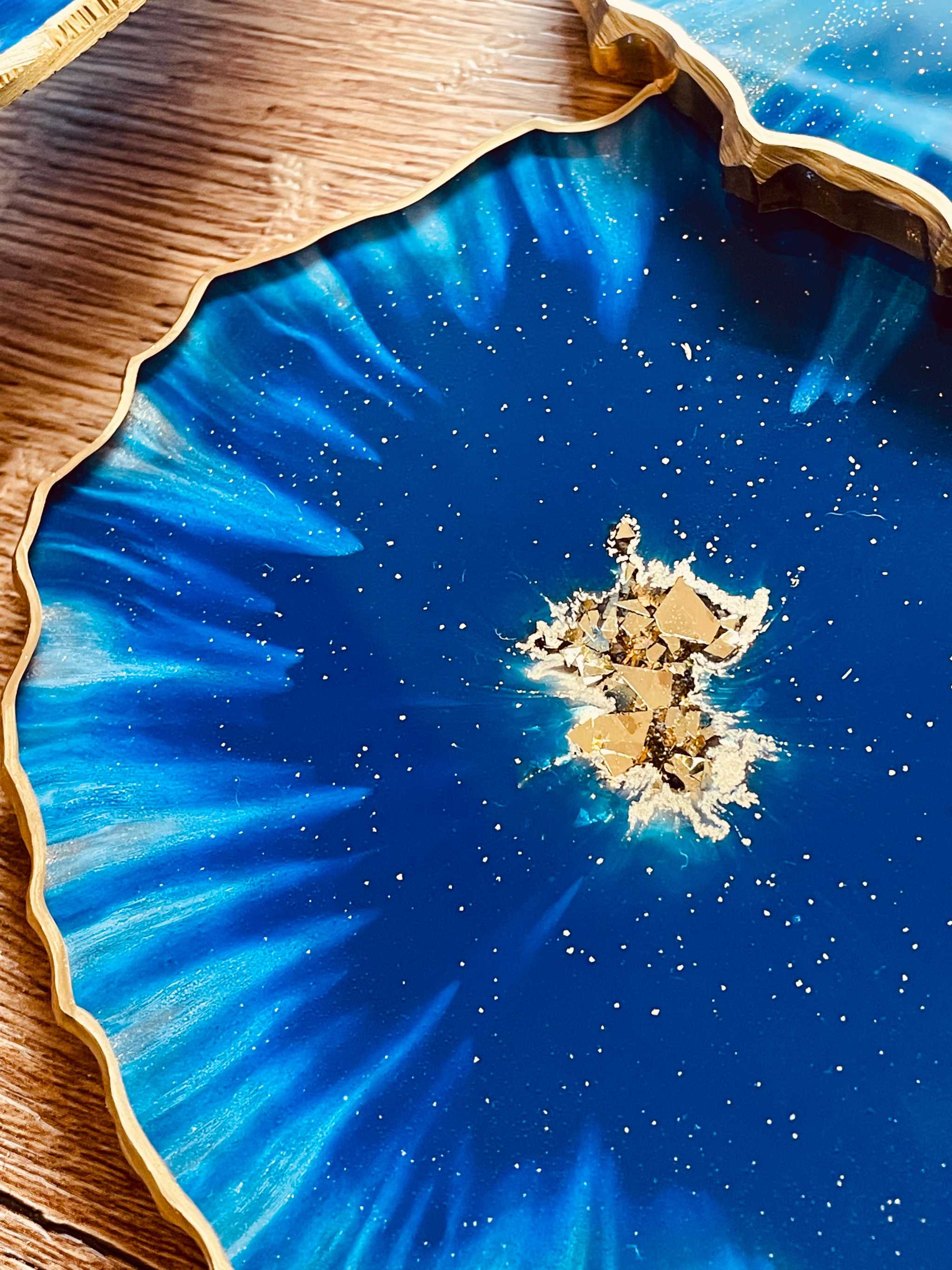 4 Untersetzer aus Resin in Blau mit goldenen Details, handgemacht, Durchmesser ca. 12 cm, einzigartiges 4-teiliges Set