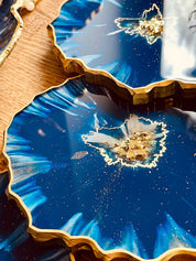 4 handgemachte Untersetzer aus blauem Resin mit goldenen Details und unregelmäßigen Kanten, Durchmesser ca. 12 cm
