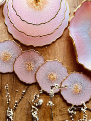 Handgemachte Untersetzer aus Resin in Rosa mit goldener Umrandung als individuelles Wohnaccessoire