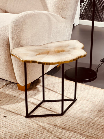 Couchtisch bzw. Beistelltisch in Weiß mit Gold in Geodenform