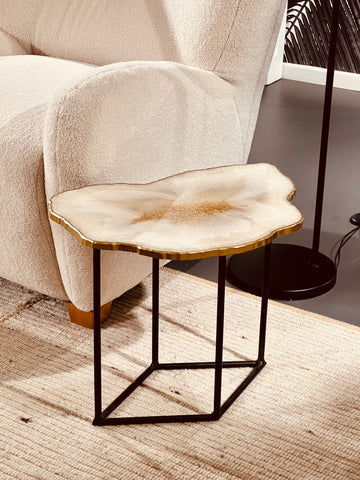Couchtisch bzw. Beistelltisch in Weiß mit Gold in Geodenform
