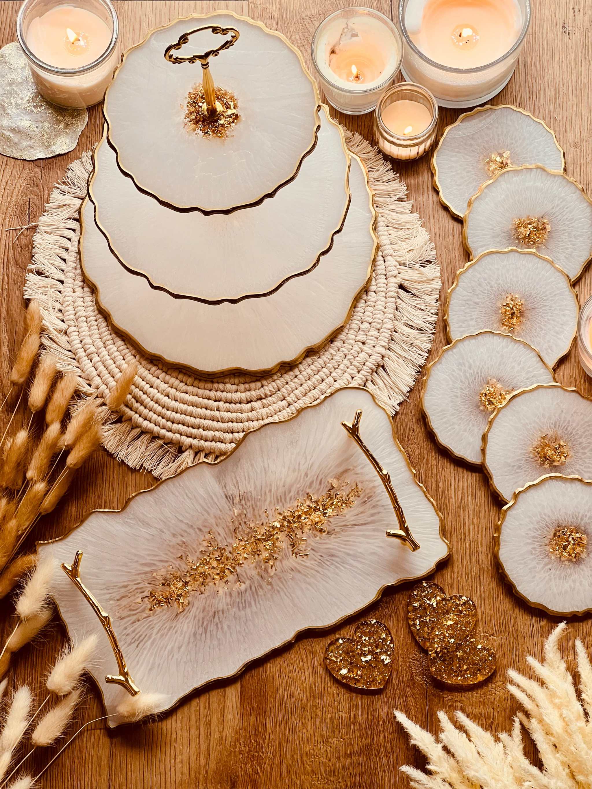 elegante Deko Sets aus Resin mit goldenen Akzenten handgefertigt auf Holztisch mit Kerzen und Trockenblumen