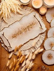 Einzigartige handgemachte Deko Sets aus Resin mit goldenen Details und Trockenblumen, ideal für Wohn- und Esszimmerdekoration.