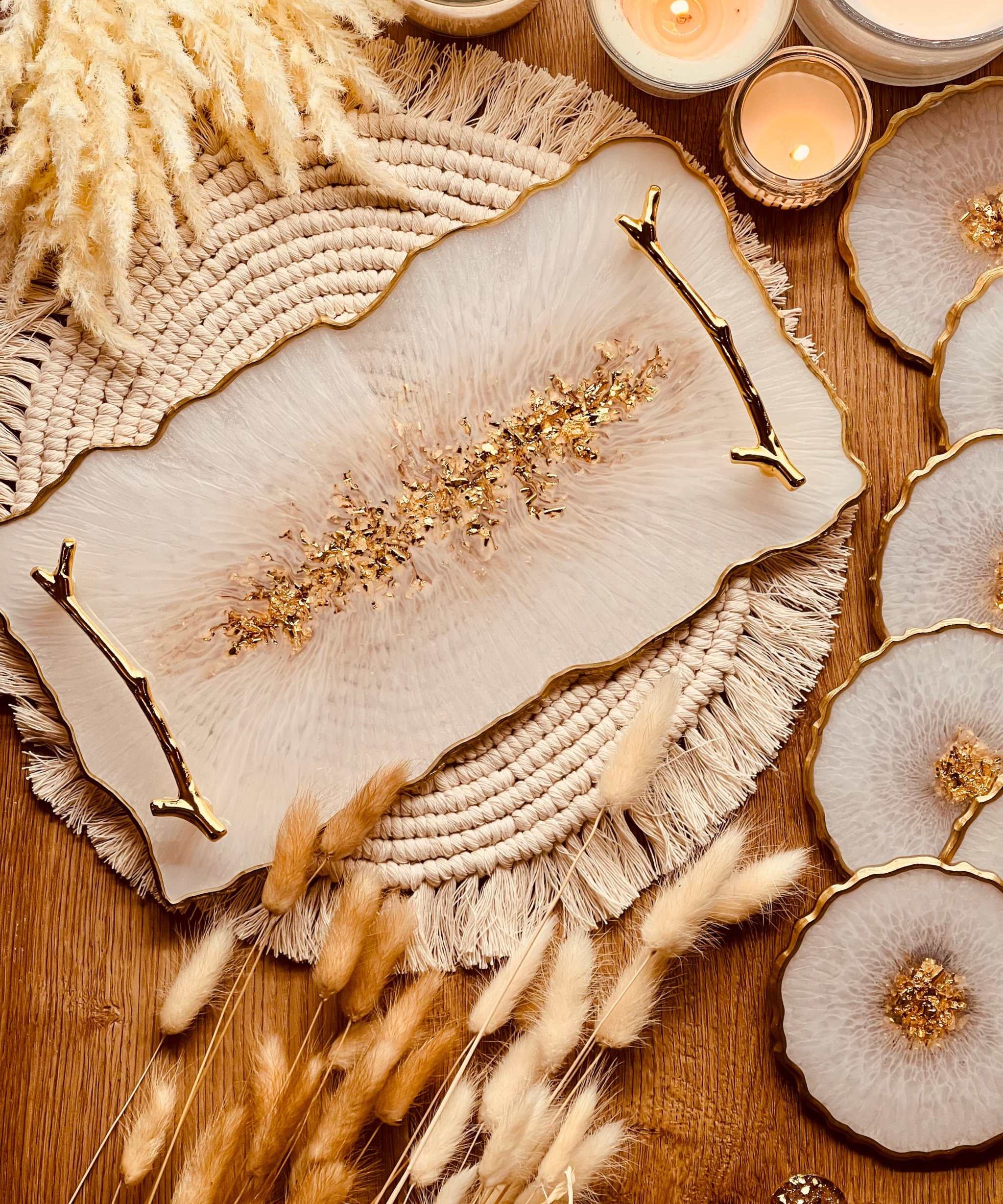 Einzigartige handgemachte Deko Sets aus Resin mit goldenen Details und Trockenblumen, ideal für Wohn- und Esszimmerdekoration.