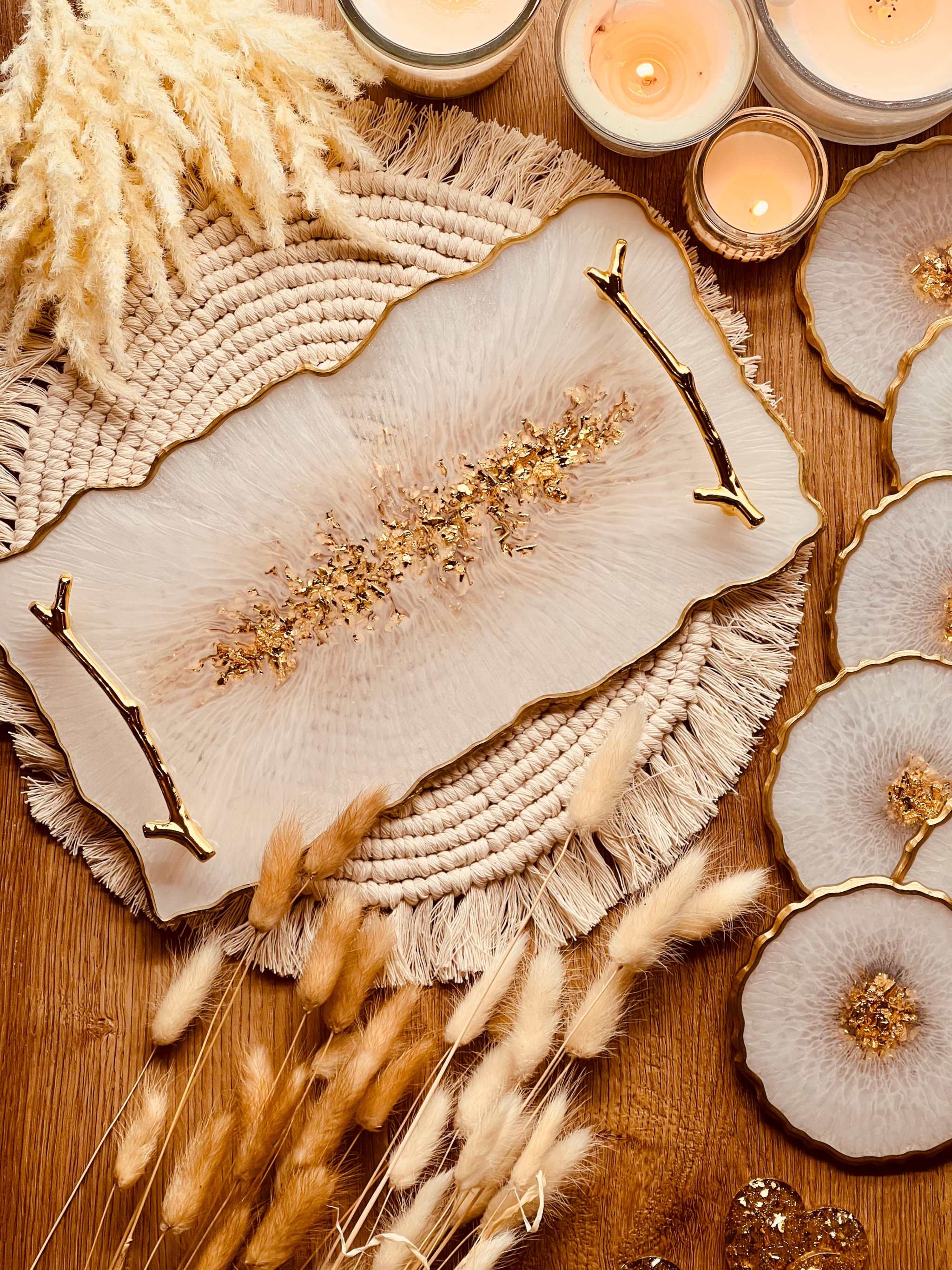 Einzigartige handgemachte Deko Sets aus Resin mit goldenen Details und Trockenblumen, ideal für Wohn- und Esszimmerdekoration.