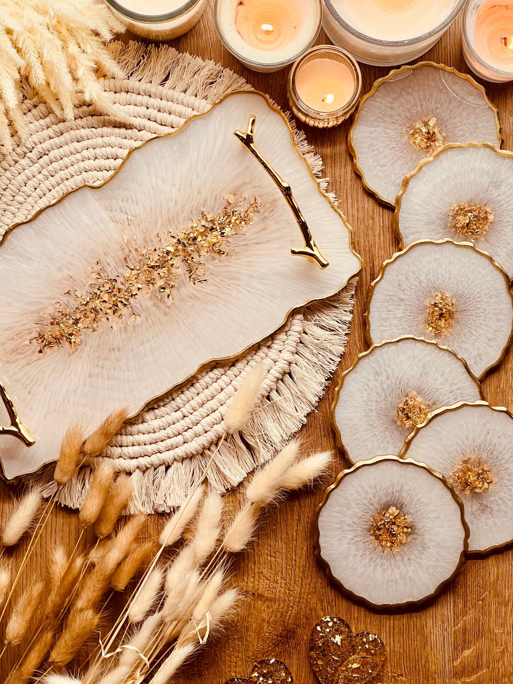 Handgemachte Deko Sets aus Resin mit unregelmäßiger Form, natürlichem Beige und goldenen Details, dekoriert mit Kerzen und Trockenblumen auf Holztisch.
