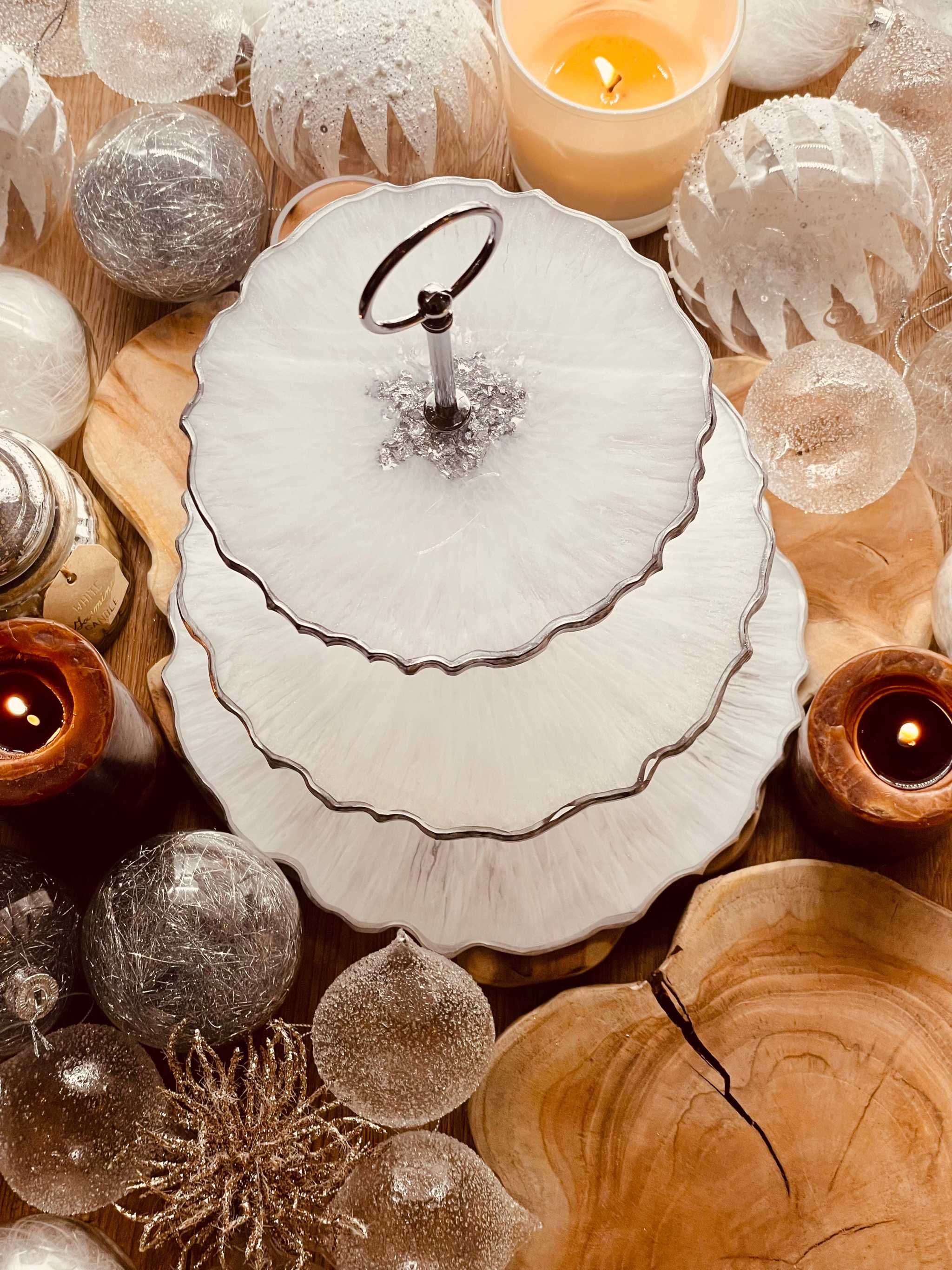 Dreistöckige handgemachte Resin Etagere in geschwungener Form als individuelle Dekoration und Geschenkidee