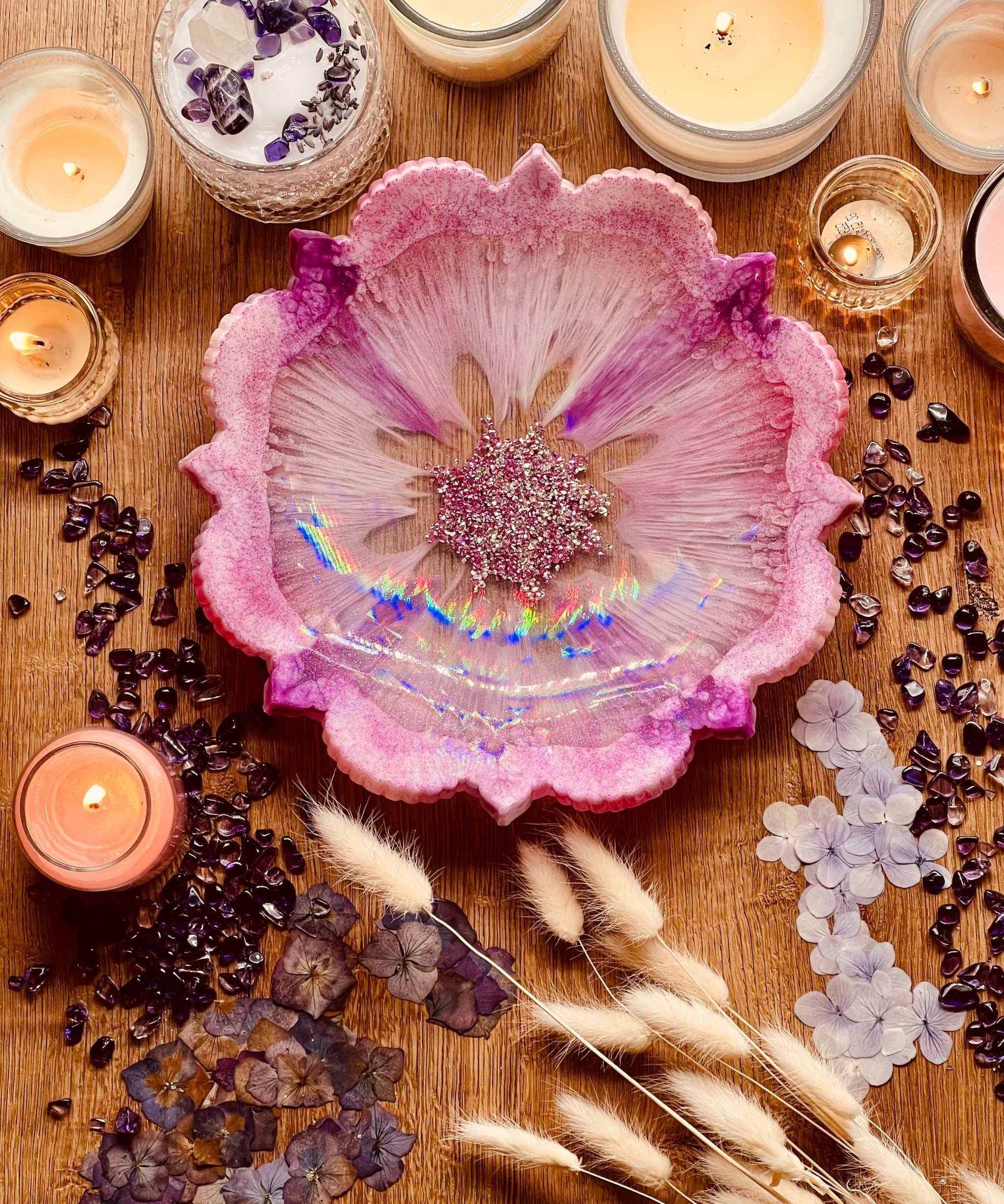 Handgemachte pinke Resin Schale mit silbernen Details und holographischer Oberfläche als Dekoration und Geschenk
