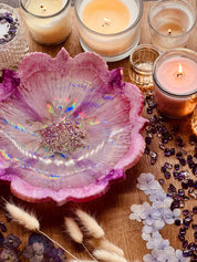 Handgemachte pinke Resin-Schale mit silbernen Details und holographischer Oberfläche als Dekoration und Geschenk
