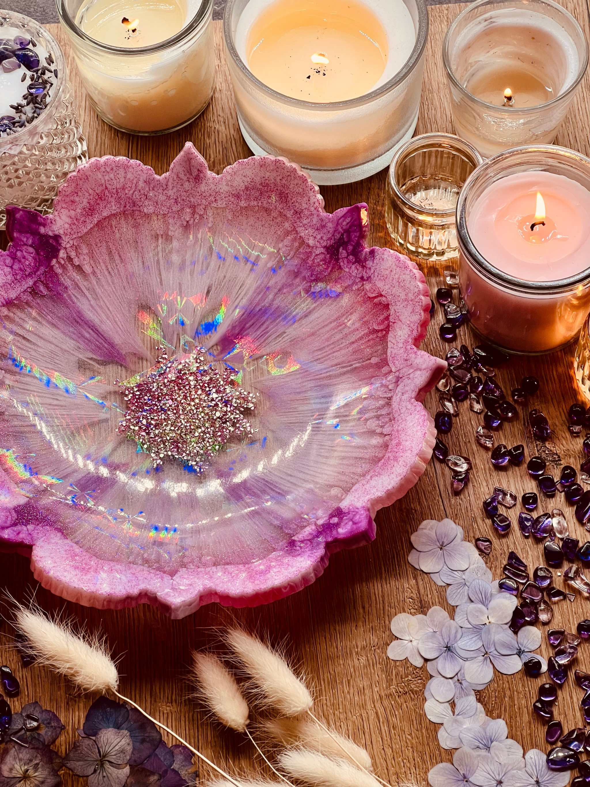 Handgemachte pinke Resin-Schale mit silbernen Details und holographischer Oberfläche als Dekoration und Geschenk