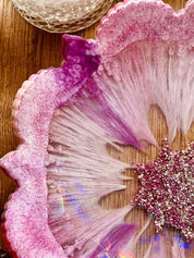 Handgefertigte pinke Schale aus Resin mit silbernen Details und holographischer Oberfläche, einzigartiges Dekorationsstück, Durchmesser ca. 26cm