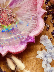 Handgemachte pinke Schale aus Resin mit silbernen Details und holographischer Oberfläche, 26 cm Durchmesser, dekoratives Unikat